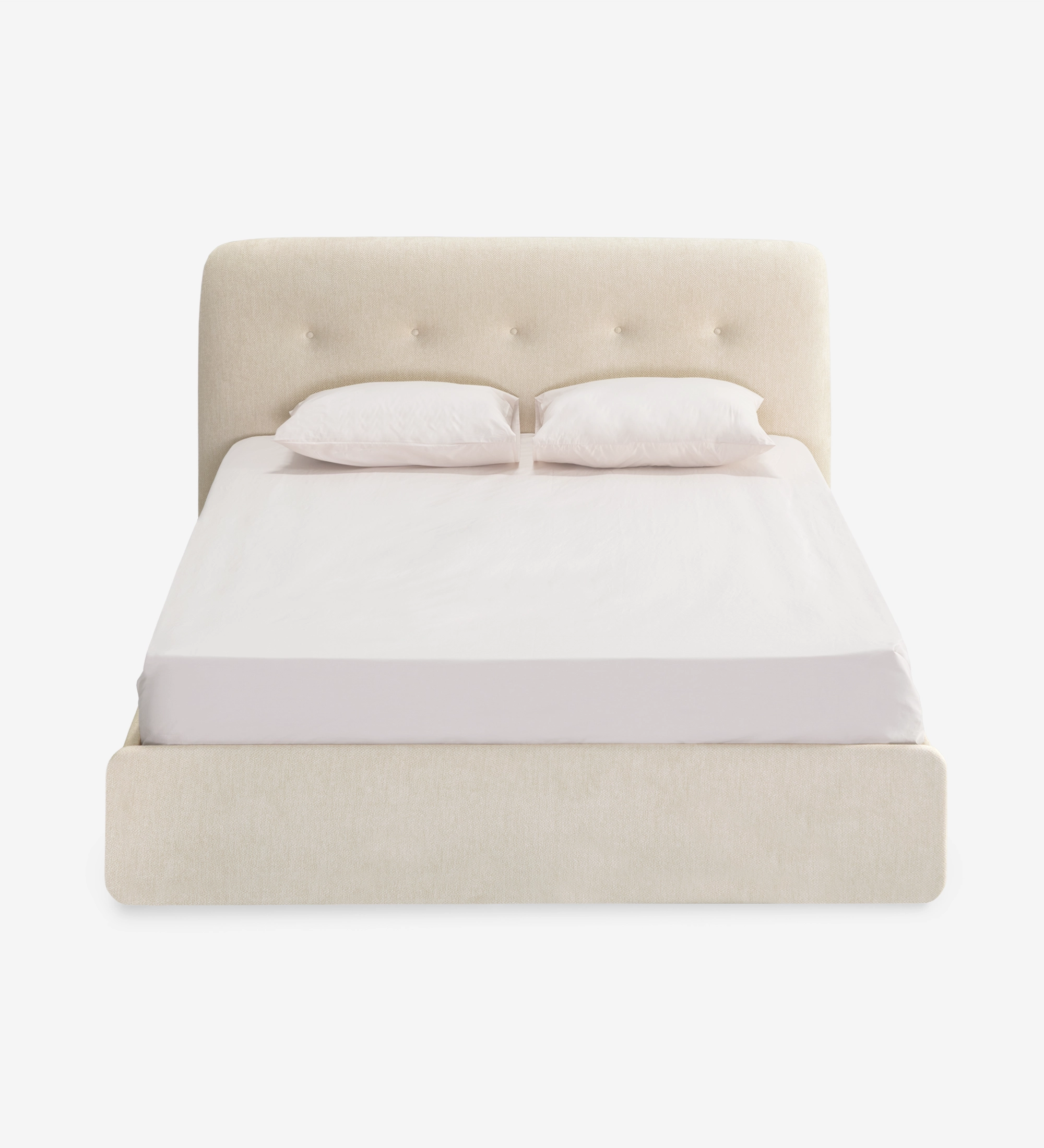 Cama de casal com cabeceira curta, estofada a tecido bege.