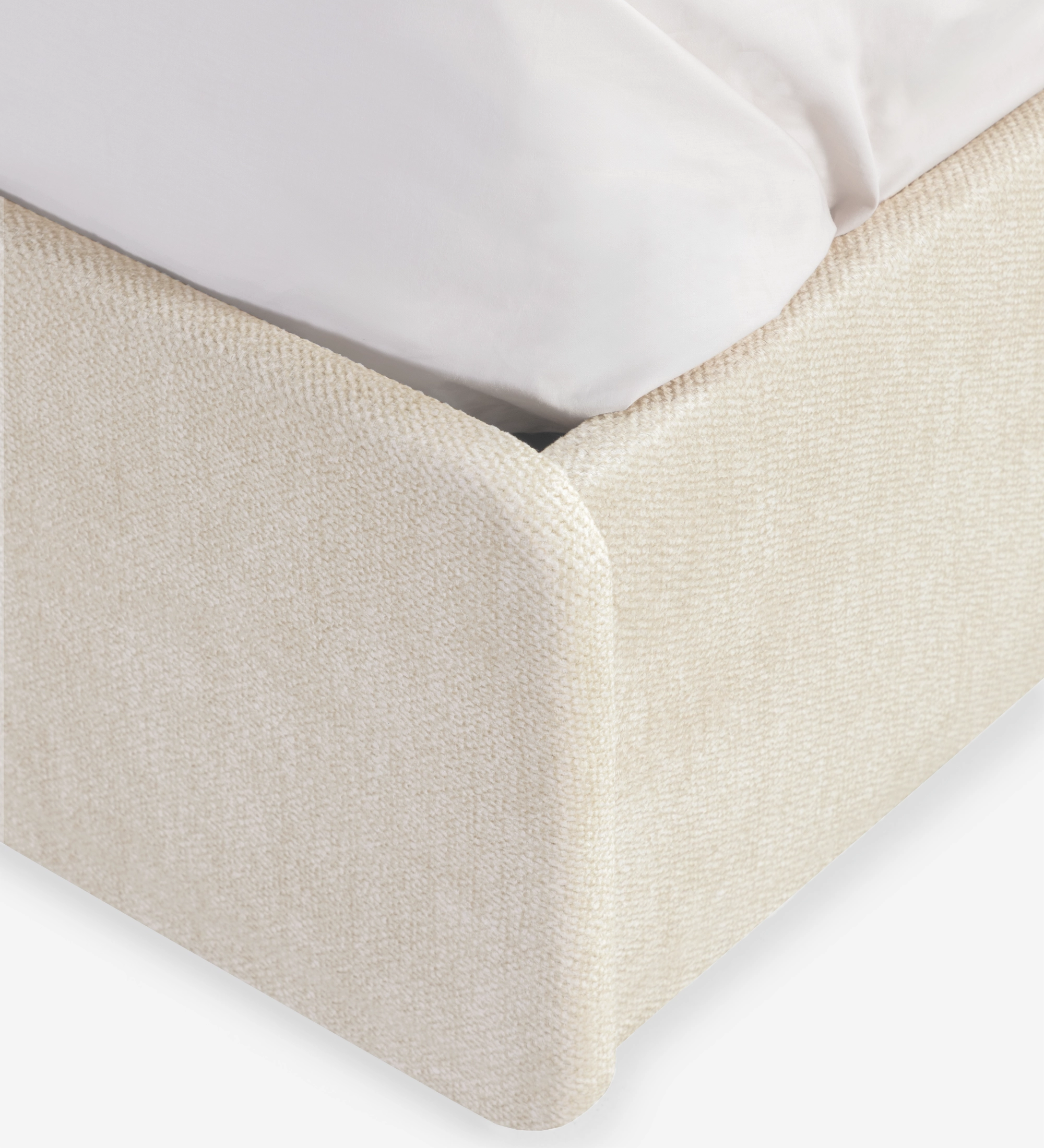 Cama de casal com cabeceira curta, estofada a tecido bege.