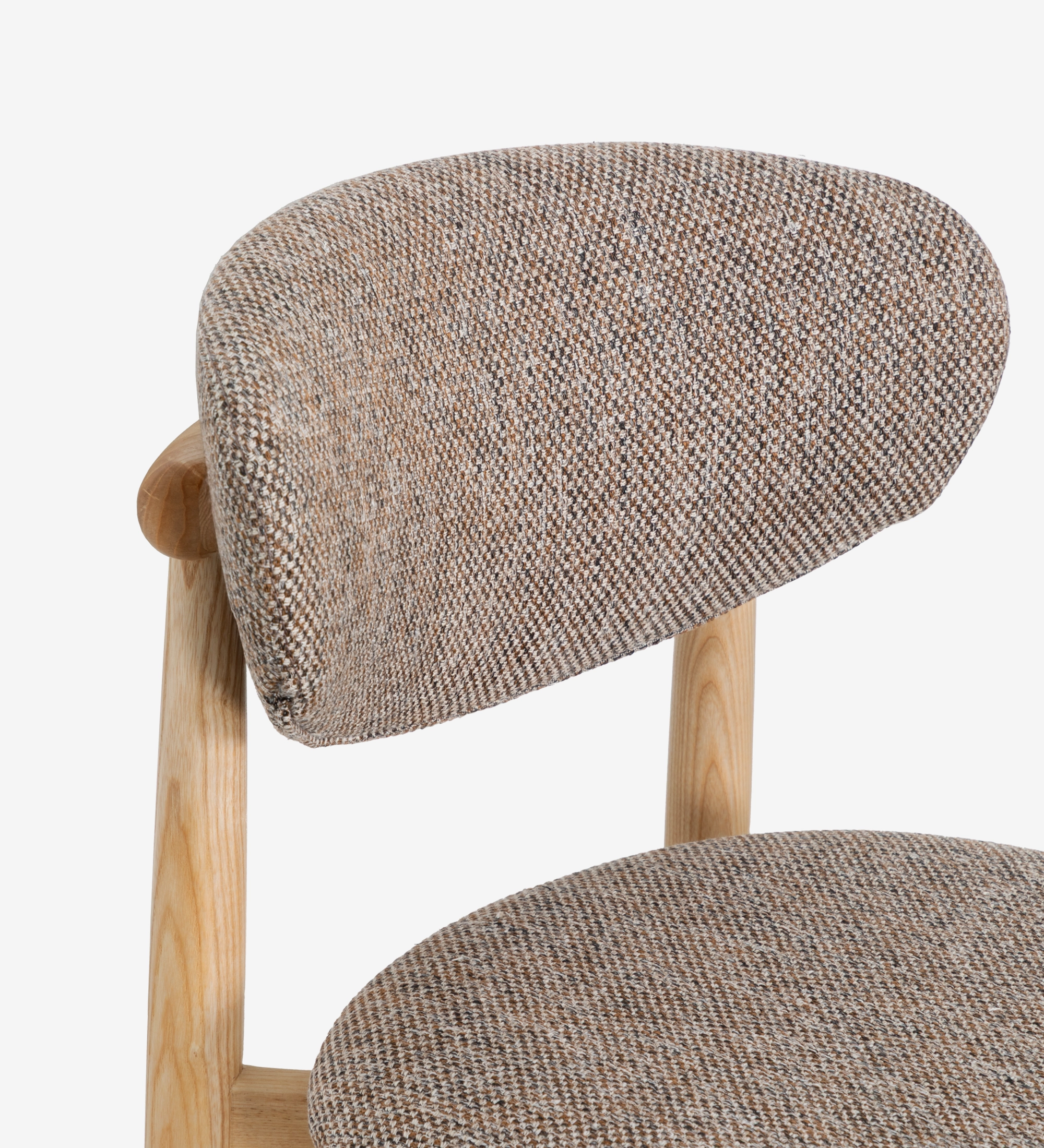 Chair in natural ash wood, with seat and backrest upholstered in multicolored fabric, primarily brown and pearl.