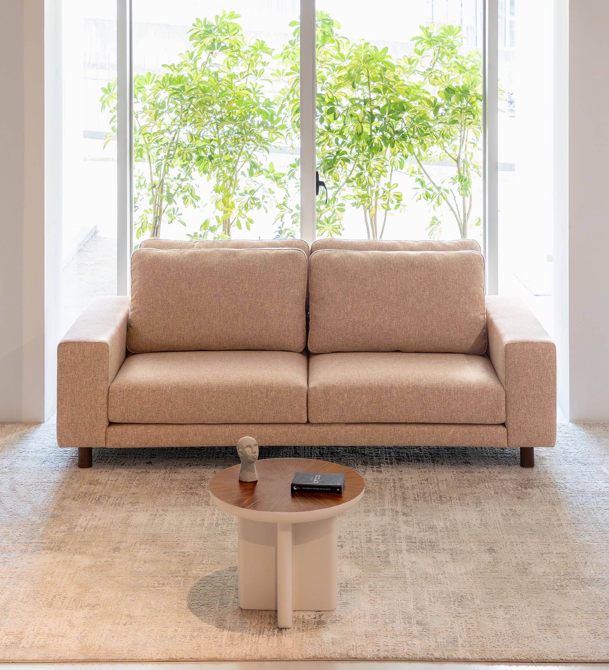 Dallas 3-seater sofa upholstered in multicolored fabric, primarily orange and pearl, folding back cushions, walnut color ash wood feet, 225 cm.