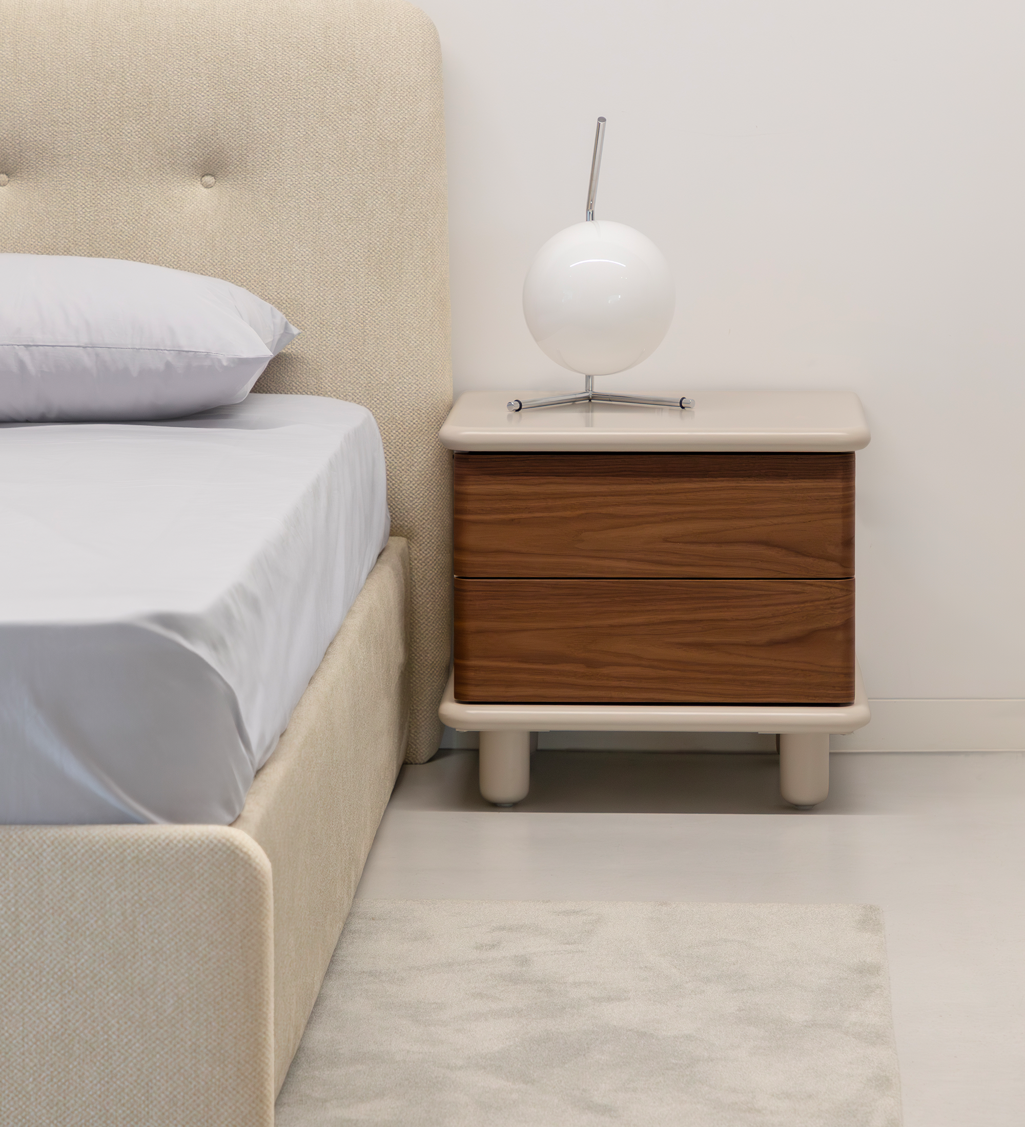 Table de chevet avec 2 tiroirs en noyer naturel, structure nacrée et chargeur de téléphone sans fil intégré dans le plateau.