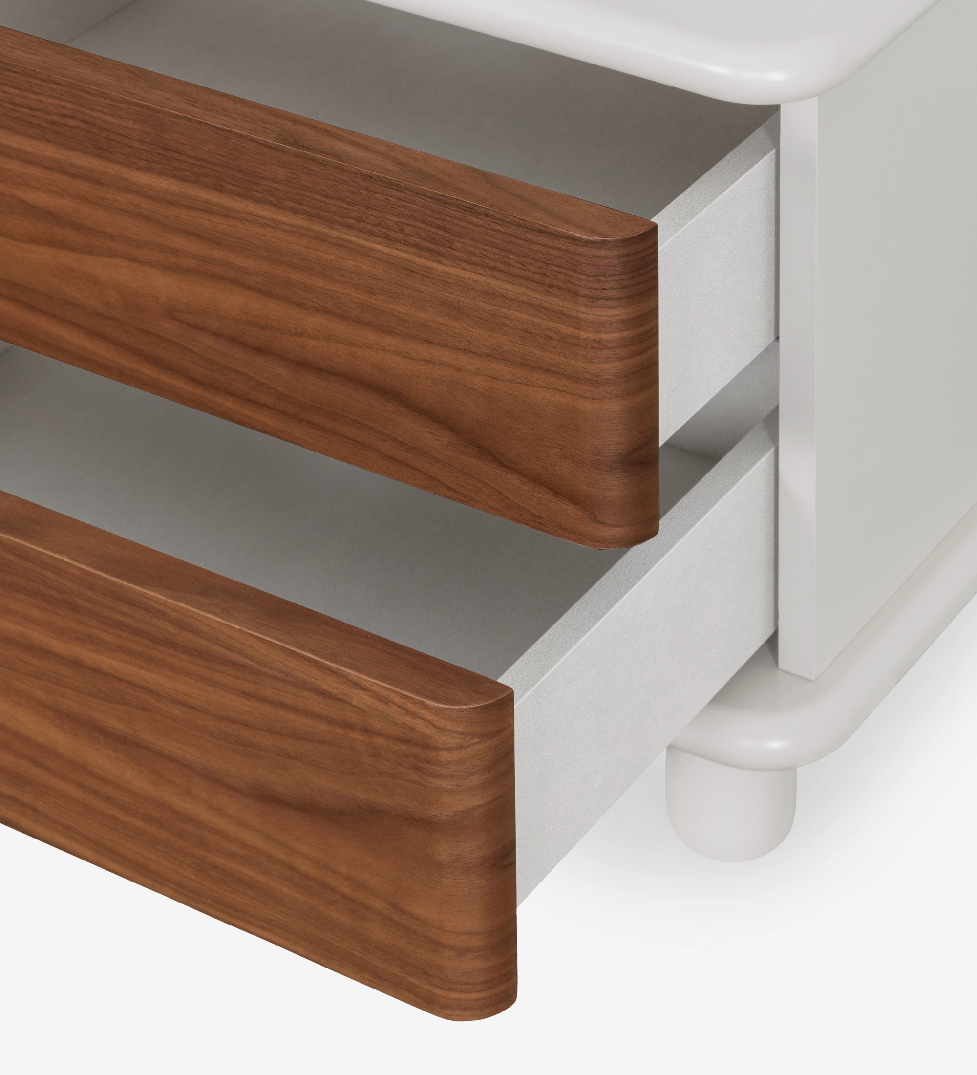Table de chevet avec 2 tiroirs en noyer naturel, structure nacrée et chargeur de téléphone sans fil intégré dans le plateau.
