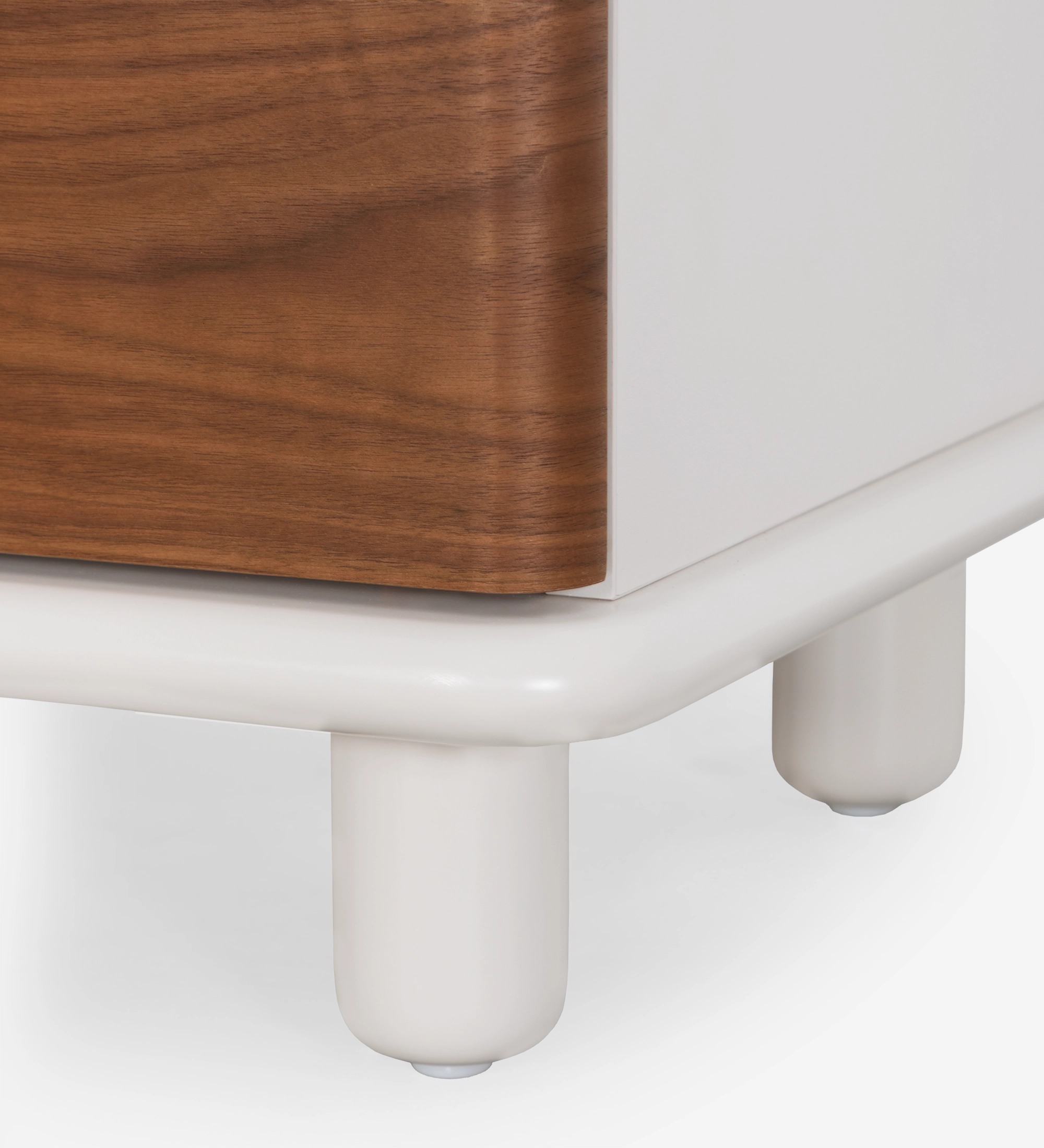 Table de chevet avec 2 tiroirs en noyer naturel, structure nacrée et chargeur de téléphone sans fil intégré dans le plateau.