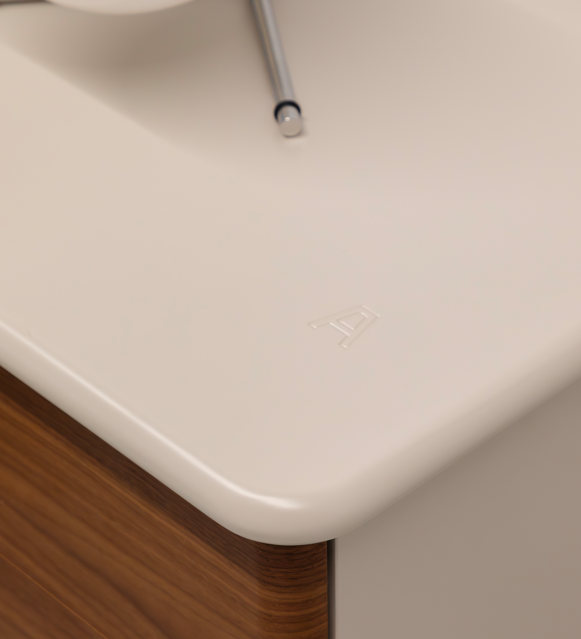 Table de chevet avec 2 tiroirs en noyer naturel, structure nacrée et chargeur de téléphone sans fil intégré dans le plateau.