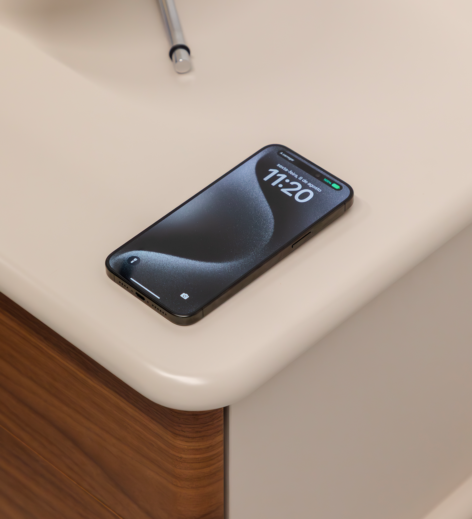 Table de chevet avec 2 tiroirs en noyer naturel, structure nacrée et chargeur de téléphone sans fil intégré dans le plateau.