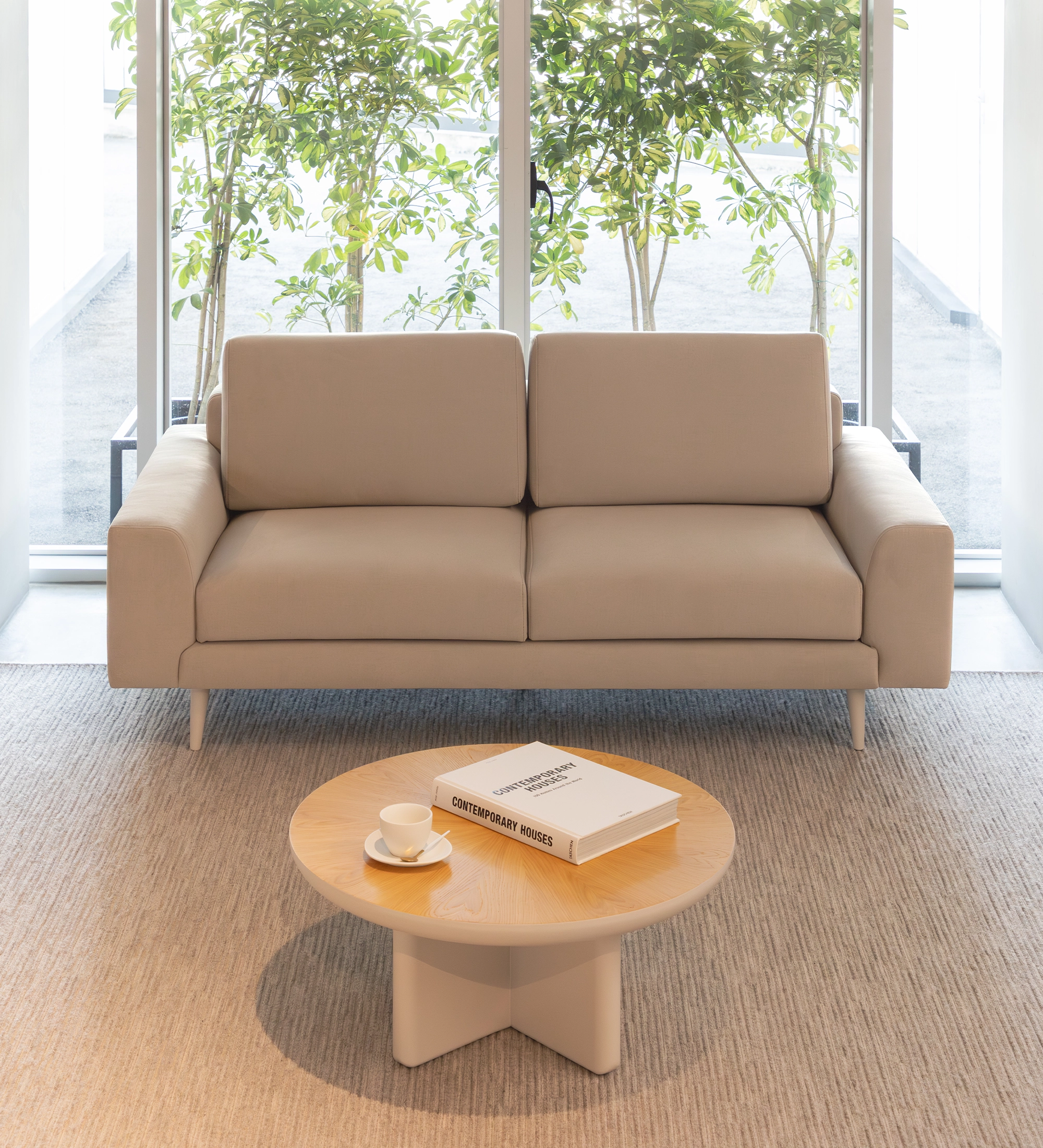 Sofá Oslo 2 plazas tapizado en tela taupe, pies lacados perla, 188 cm.