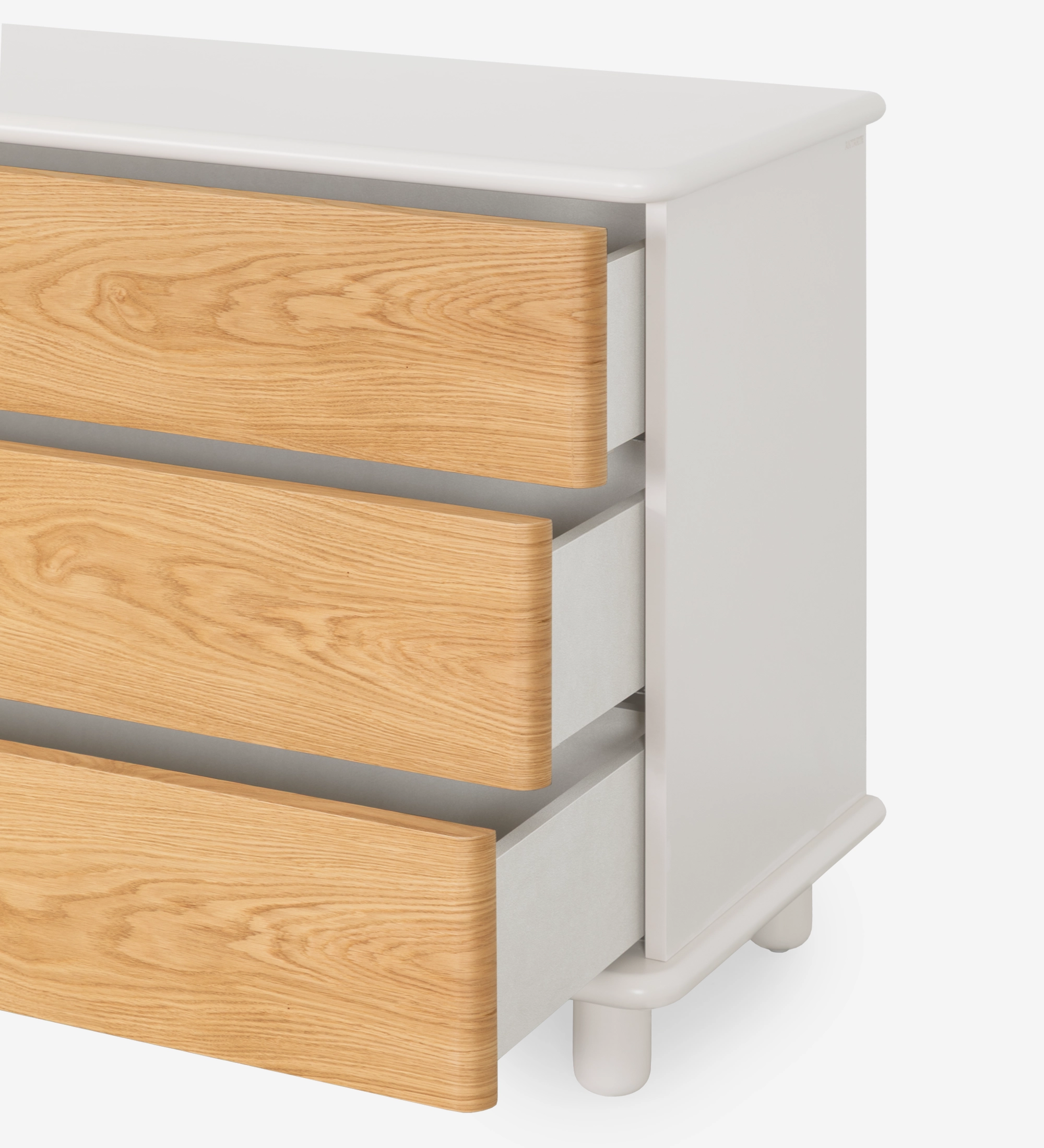 Commode à 3 grands tiroirs en noyer naturel, structure perlée.