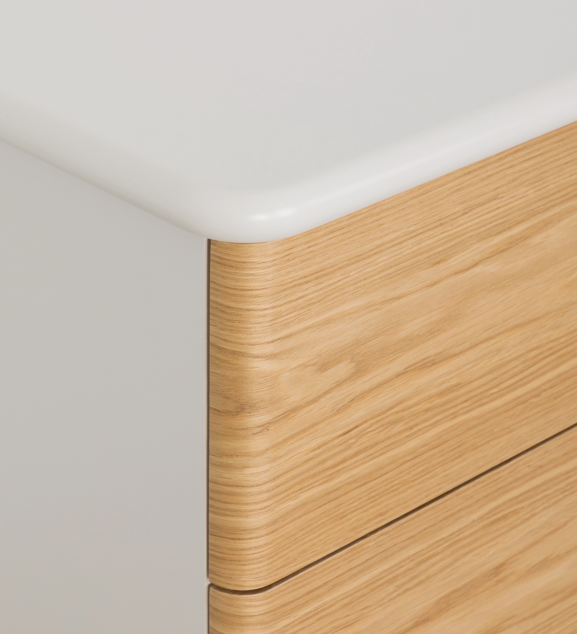 Commode à 3 grands tiroirs en noyer naturel, structure perlée.