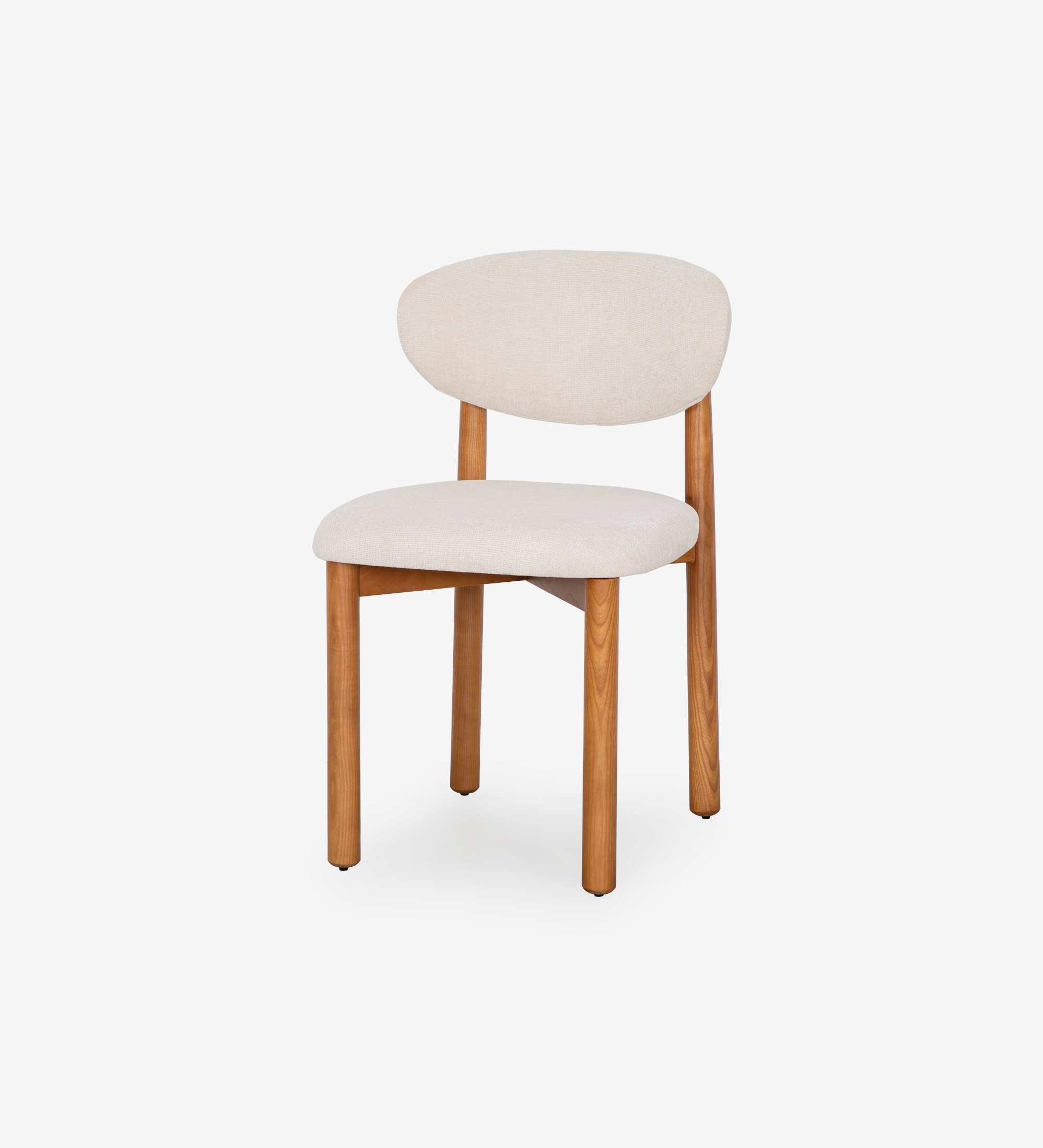 Chair in honey-colored ash wood, with seat and backrest upholstered in pearl fabric.