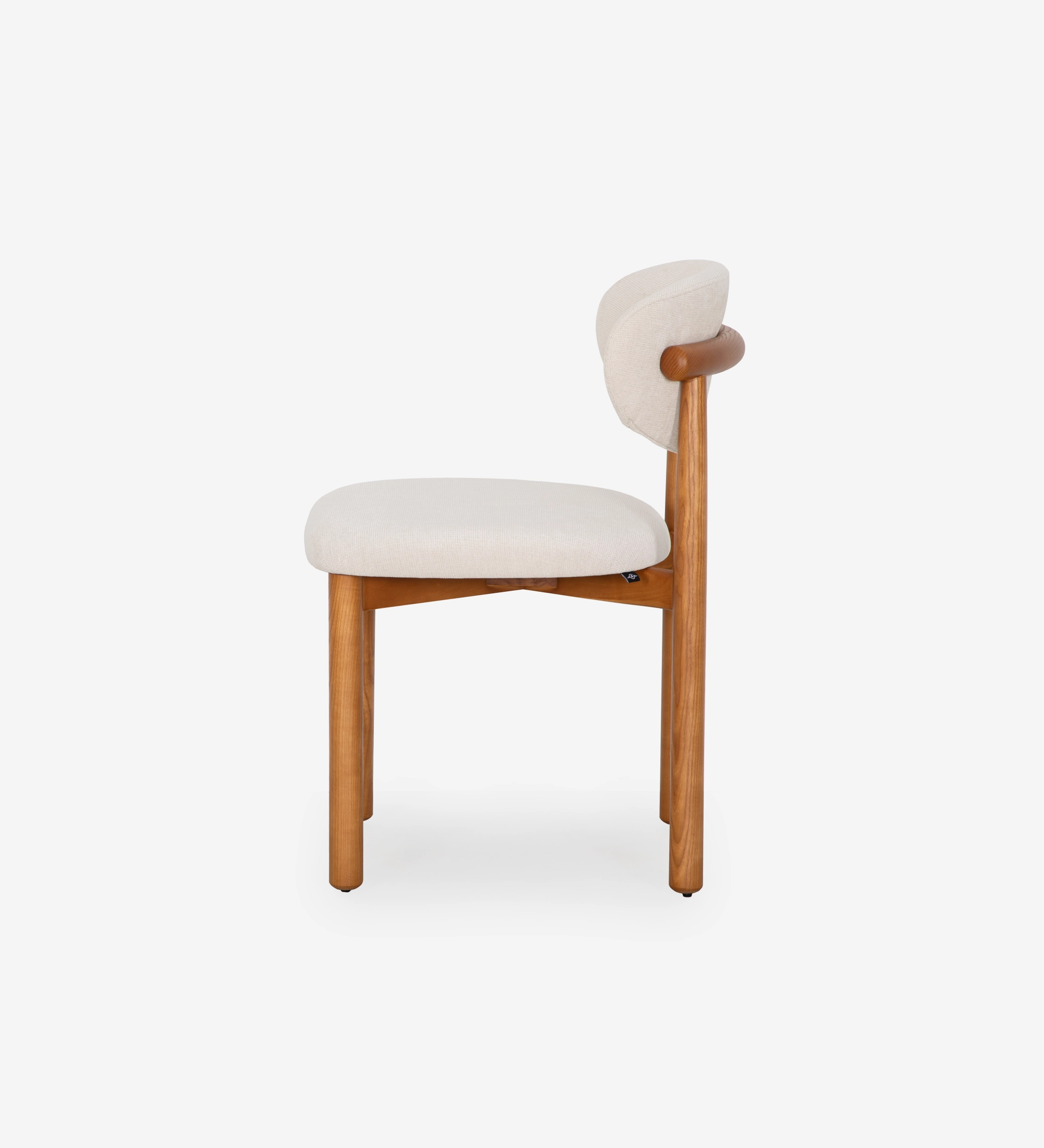 Chair in honey-colored ash wood, with seat and backrest upholstered in pearl fabric.