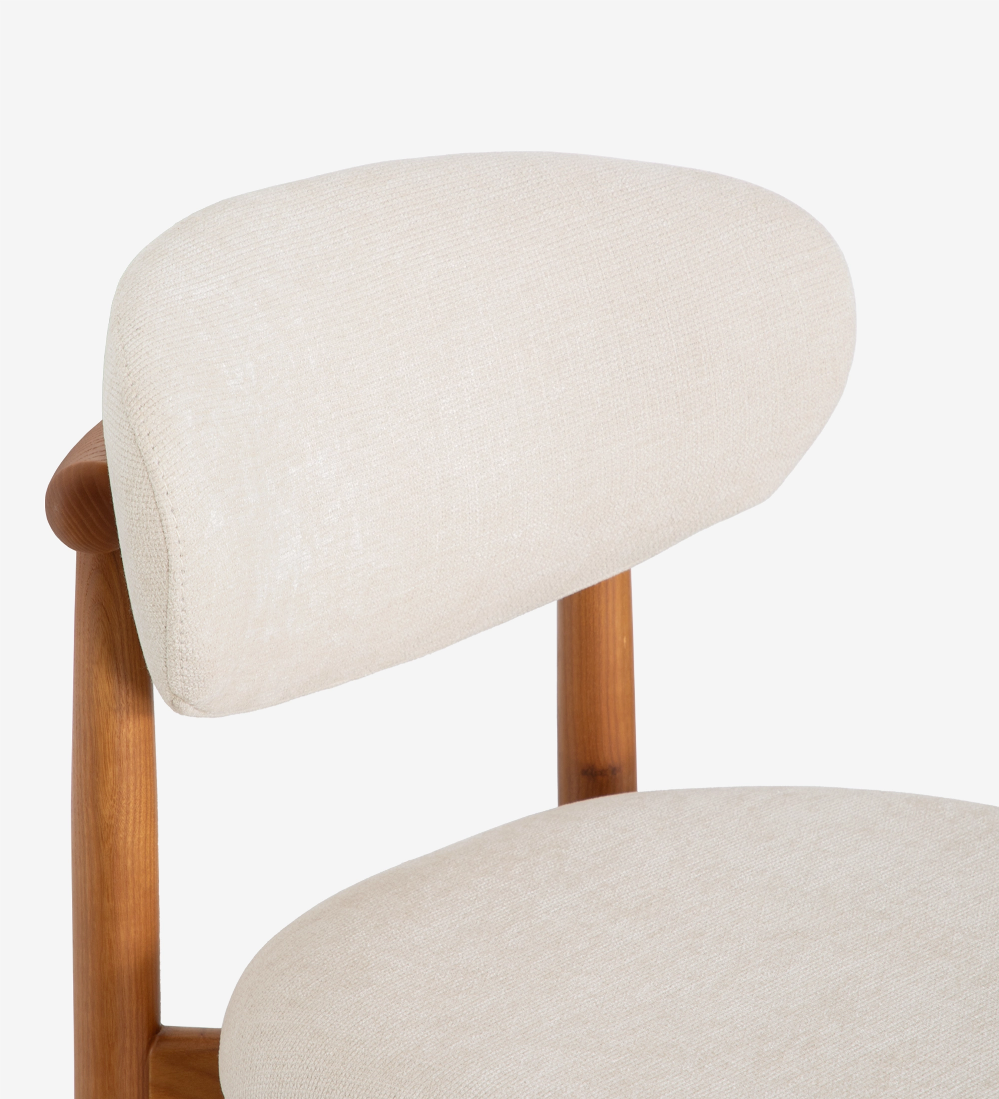 Chair in honey-colored ash wood, with seat and backrest upholstered in pearl fabric.