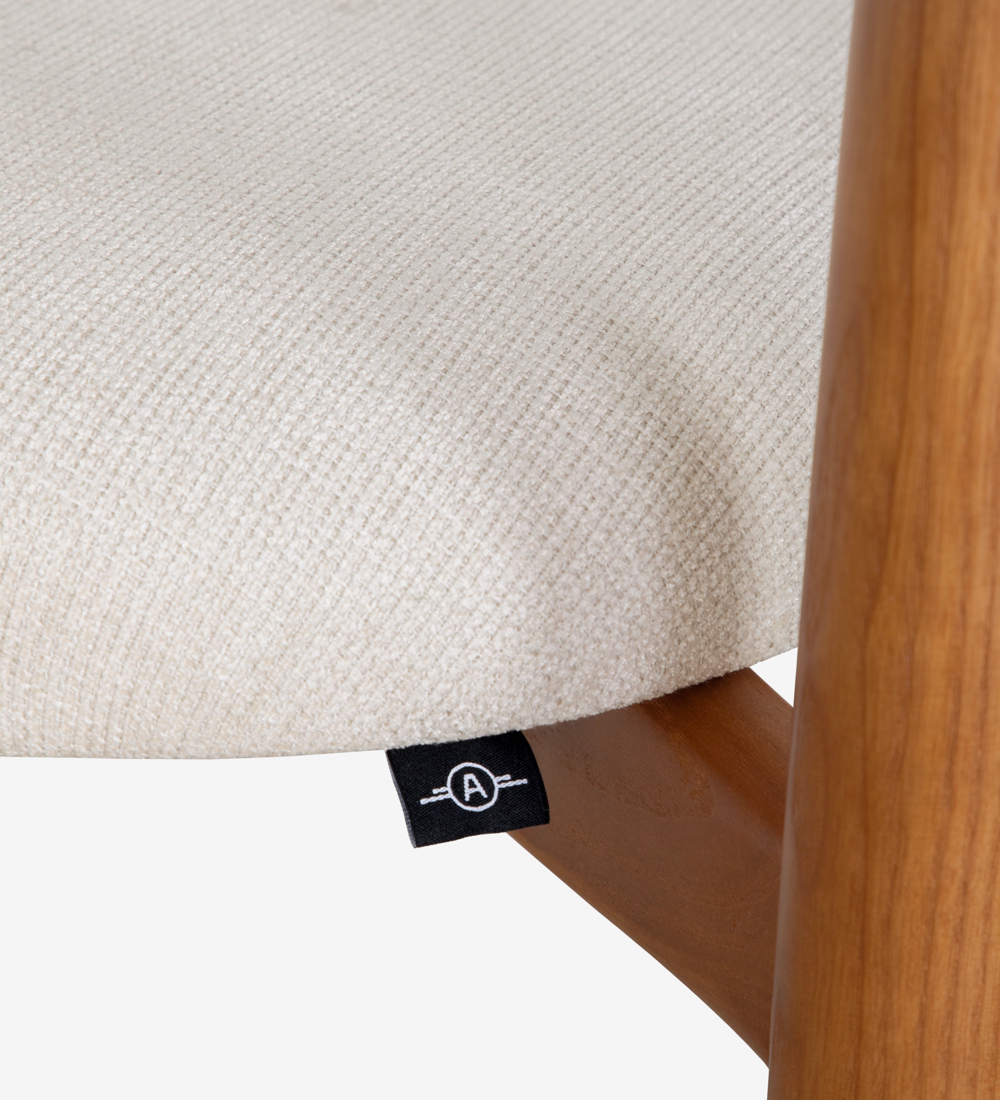 Chair in honey-colored ash wood, with seat and backrest upholstered in pearl fabric.