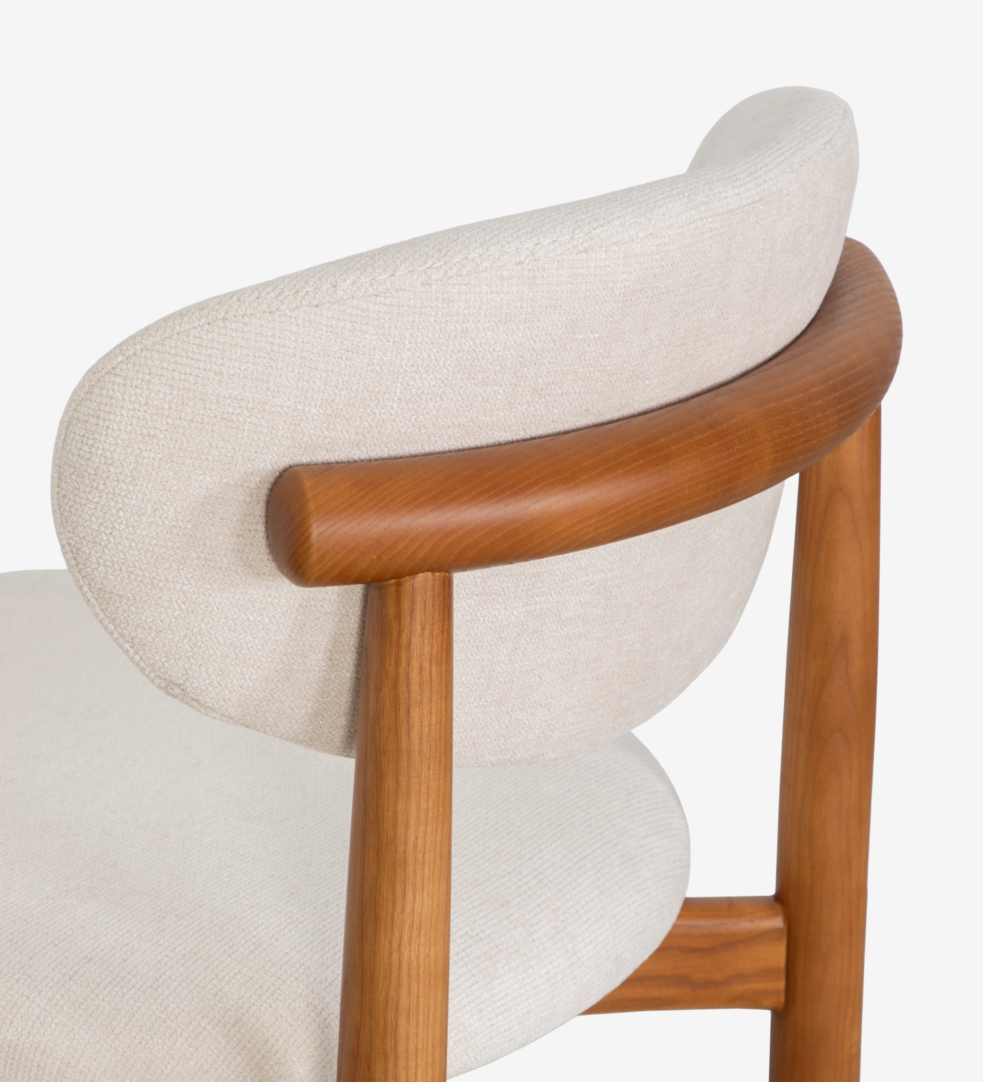 Chair in honey-colored ash wood, with seat and backrest upholstered in pearl fabric.