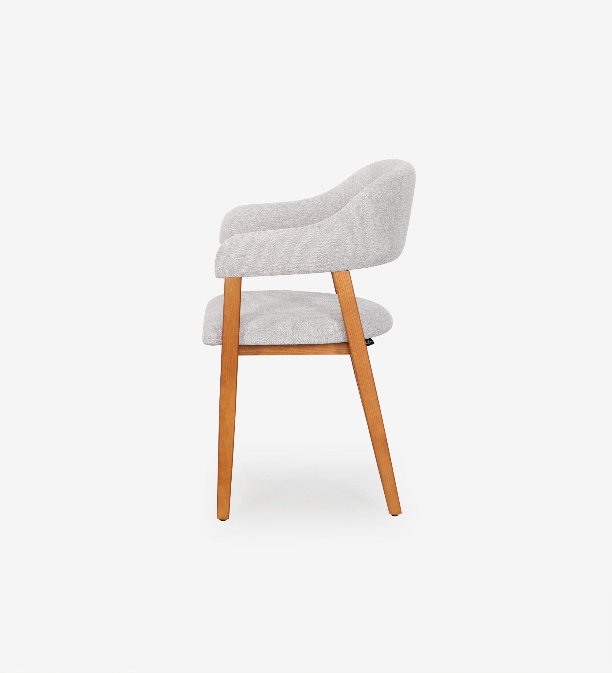 Silla con brazos, en madera de fresno color miel, con asiento y respaldo tapizados en tela gris claro