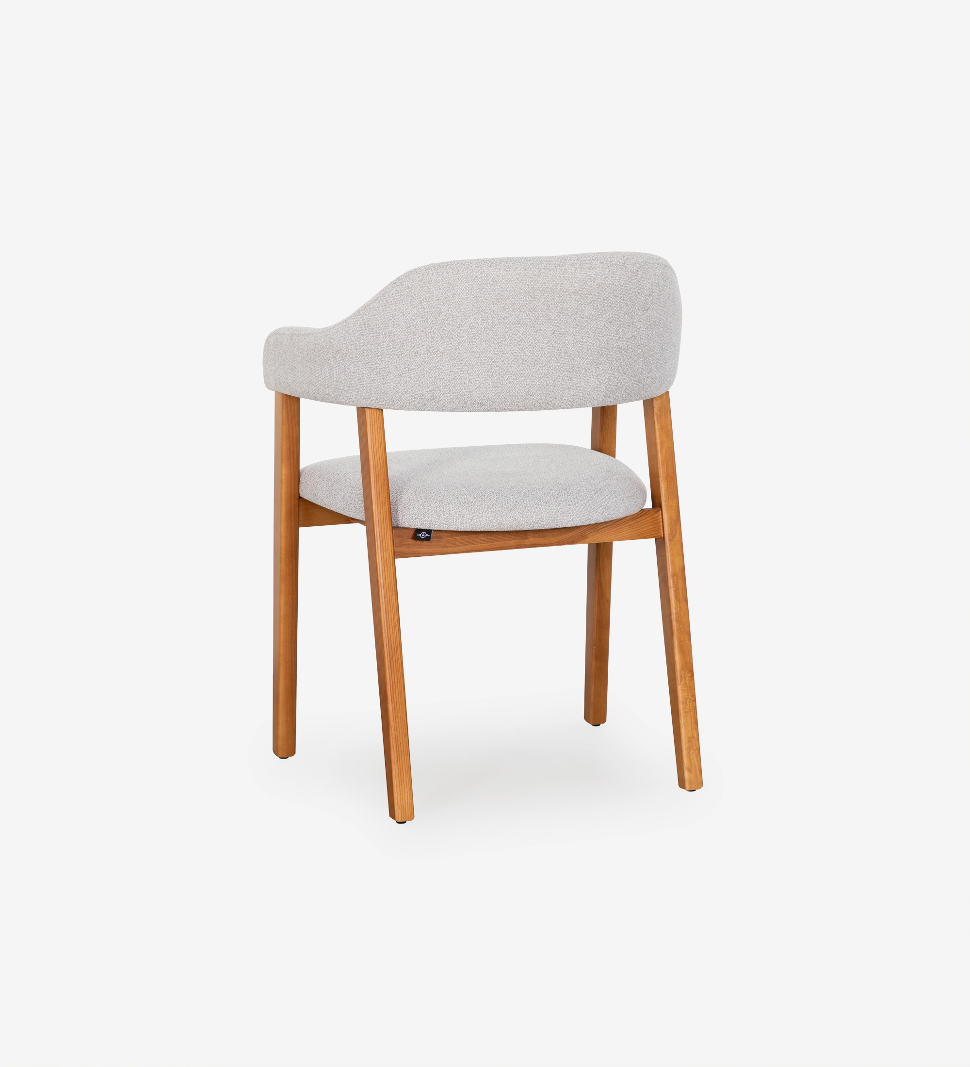Silla con brazos, en madera de fresno color miel, con asiento y respaldo tapizados en tela gris claro