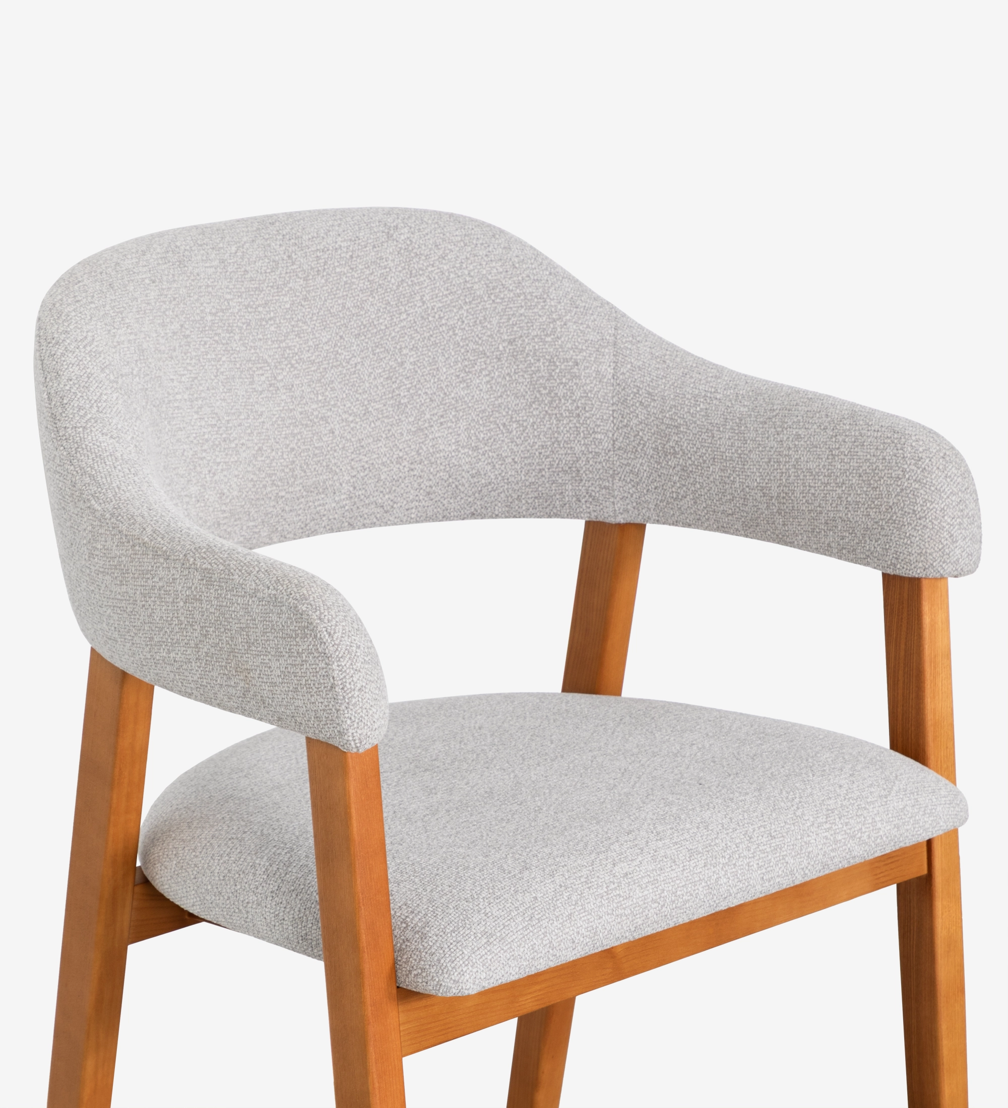 Silla con brazos, en madera de fresno color miel, con asiento y respaldo tapizados en tela gris claro