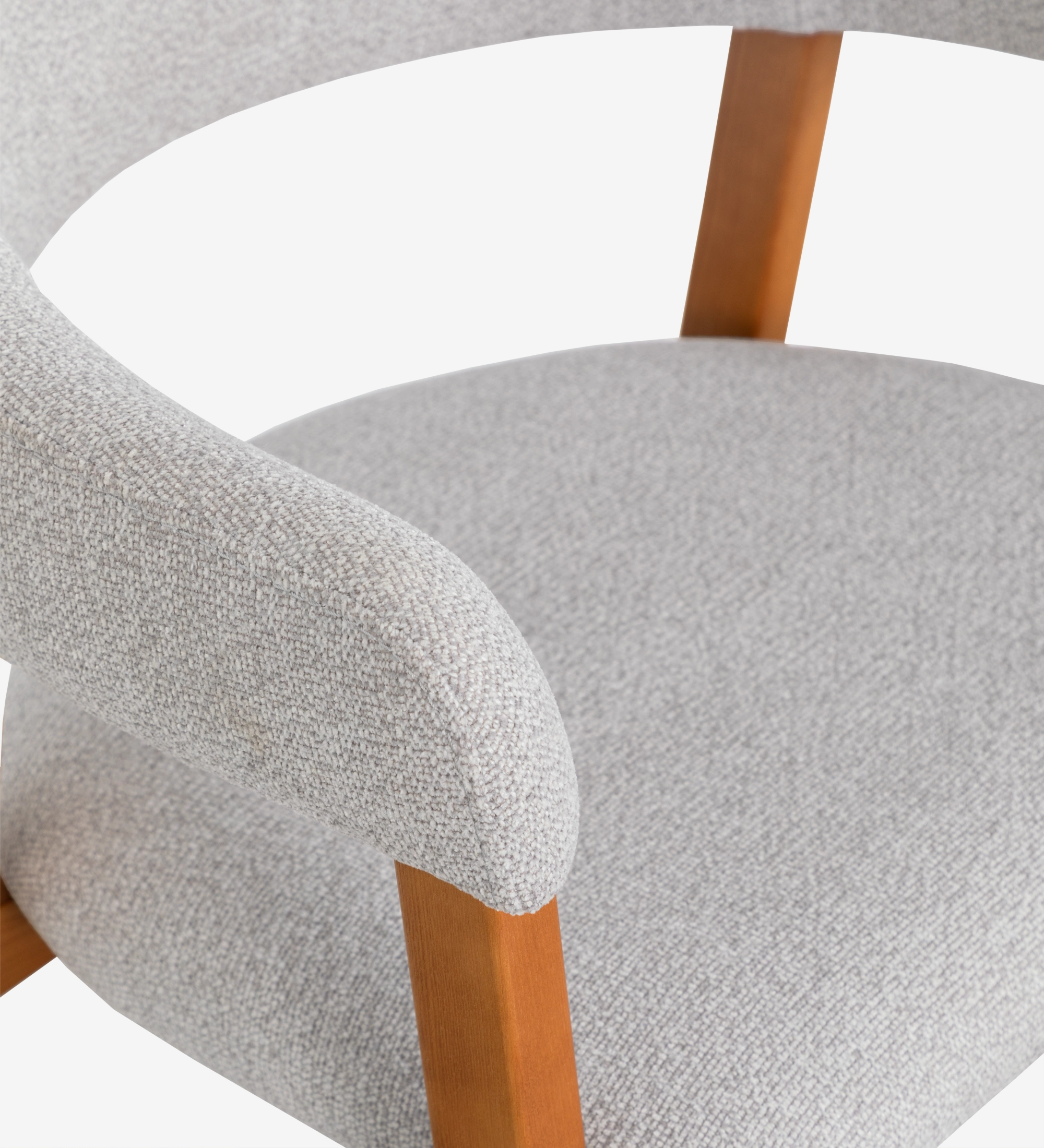 Silla con brazos, en madera de fresno color miel, con asiento y respaldo tapizados en tela gris claro