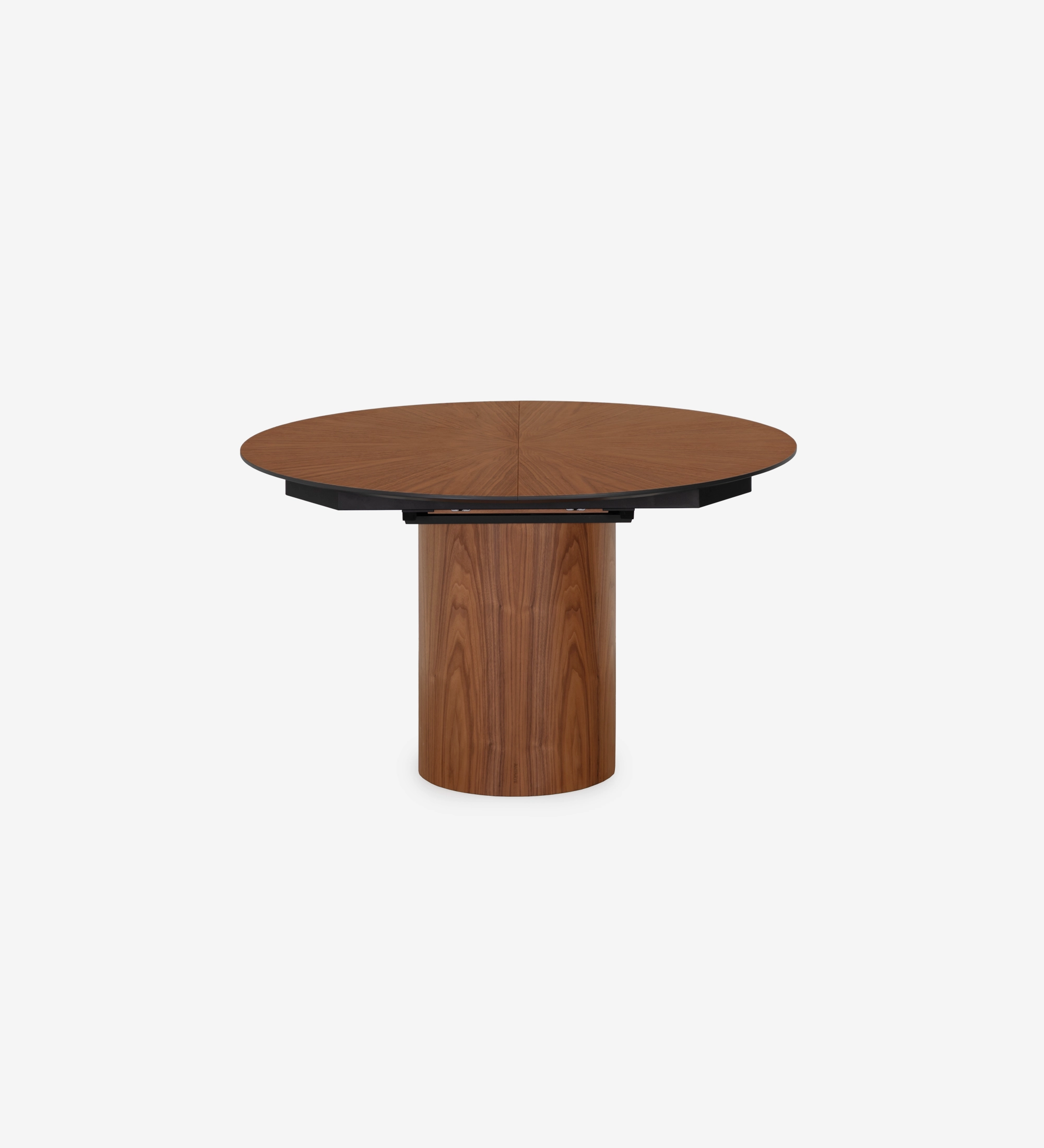 Table de repas ronde extensible Ø 130 cm, plateau en chevrons et pied en noyer naturel, détail du plateau laqué noir.