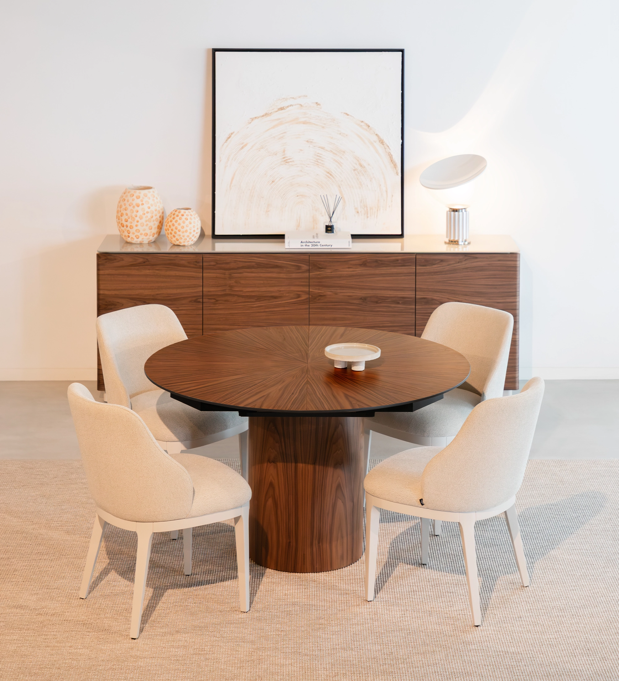 Table de repas ronde extensible Ø 130 cm, plateau en chevrons et pied en noyer naturel, détail du plateau laqué noir.
