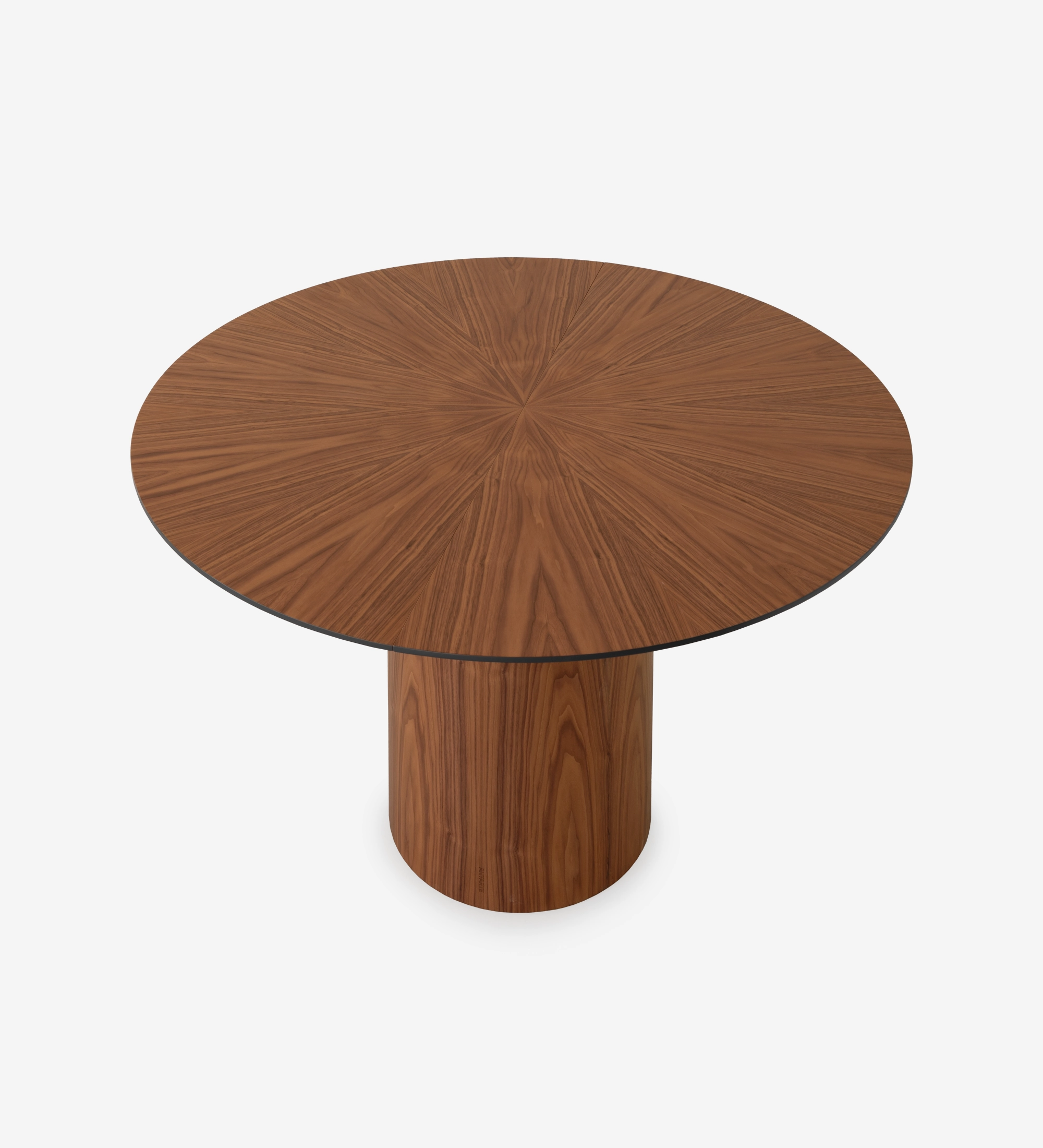 Table de repas ronde extensible Ø 130 cm, plateau en chevrons et pied en noyer naturel, détail du plateau laqué noir.