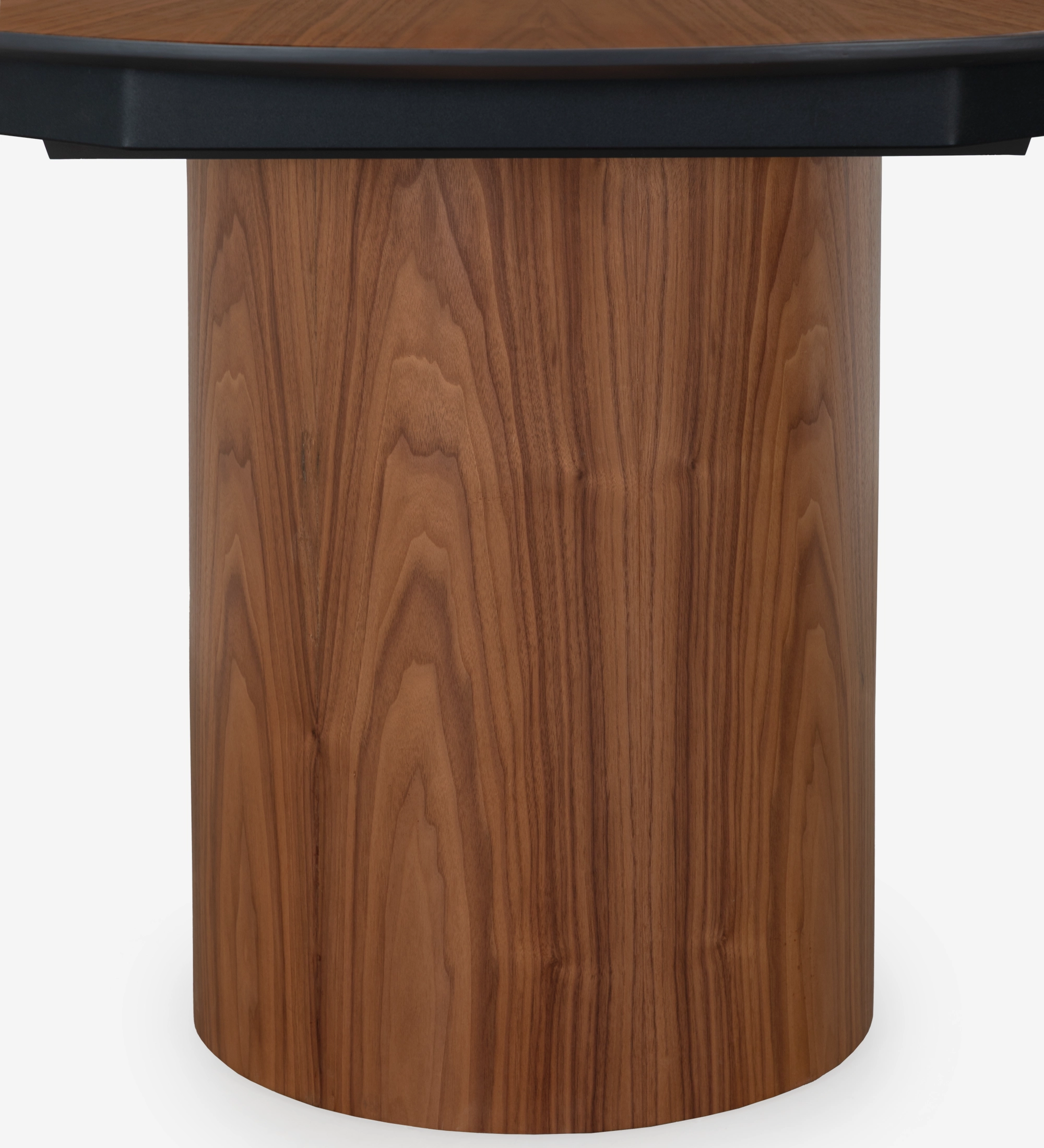 Table de repas ronde extensible Ø 130 cm, plateau en chevrons et pied en noyer naturel, détail du plateau laqué noir.