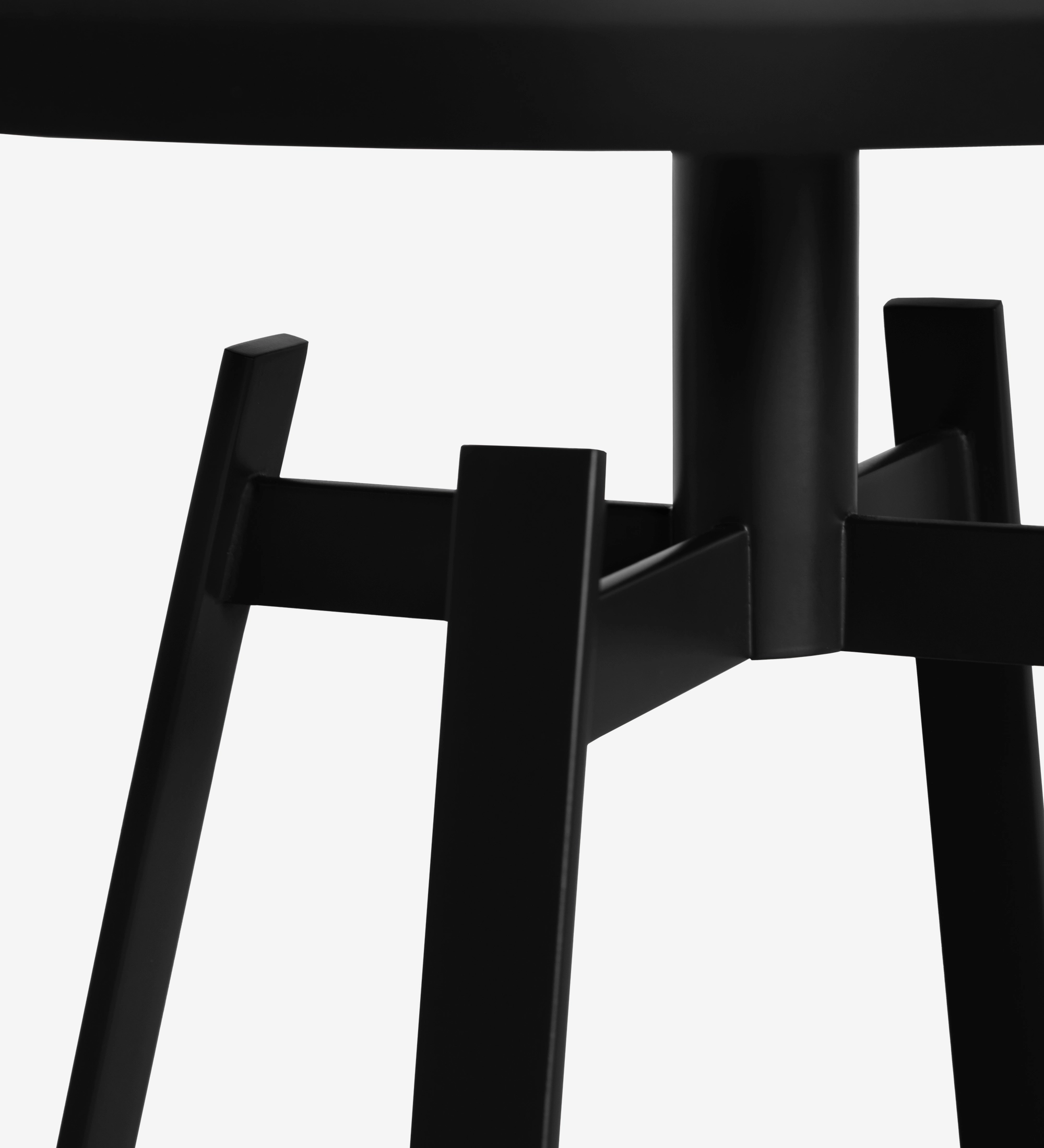Tokyo round side table, natural walnut top, black lacquered metal foot, Ø 48,5 cm.
