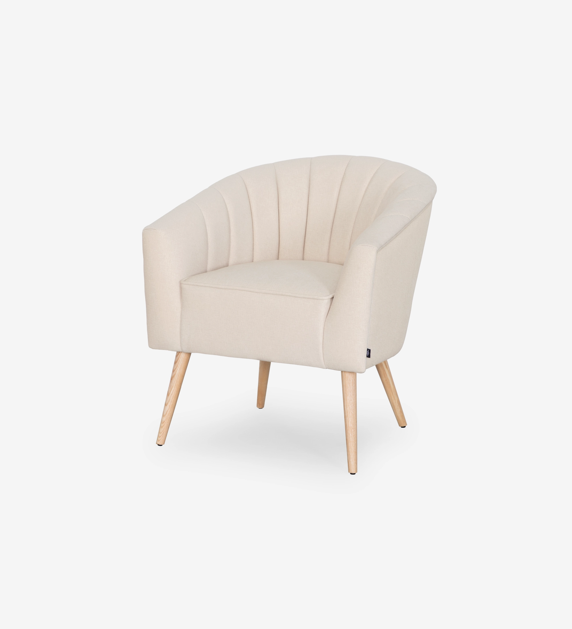 Fauteuil Tokyo recouvert en tissu beige, pieds laqués noir avec pieds en bois de couleur naturelle.