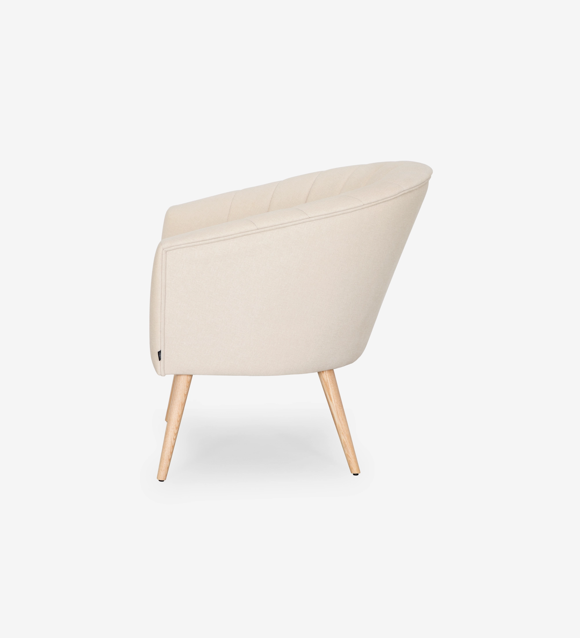 Fauteuil Tokyo recouvert en tissu beige, pieds laqués noir avec pieds en bois de couleur naturelle.