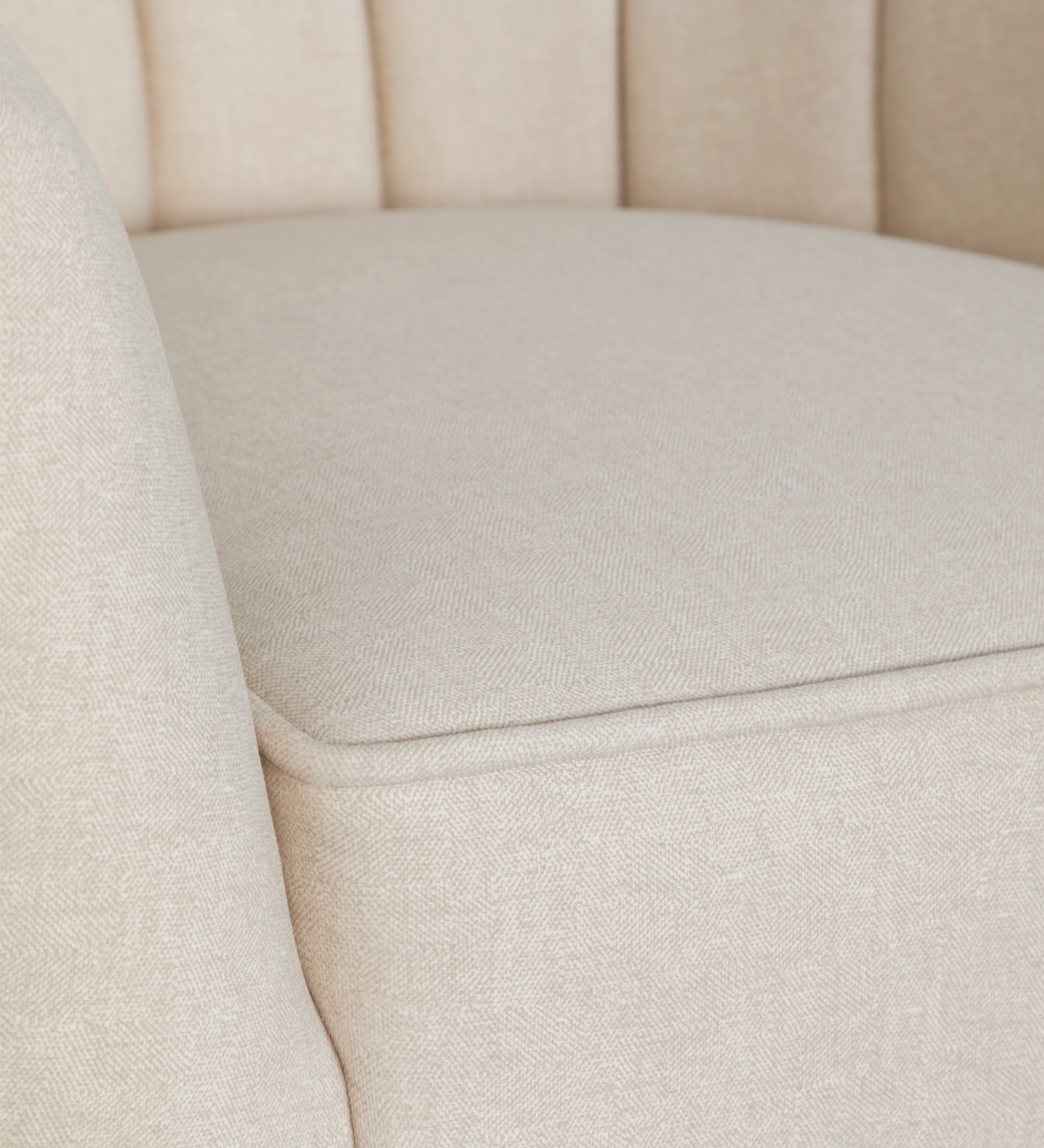 Fauteuil Tokyo recouvert en tissu beige, pieds laqués noir avec pieds en bois de couleur naturelle.