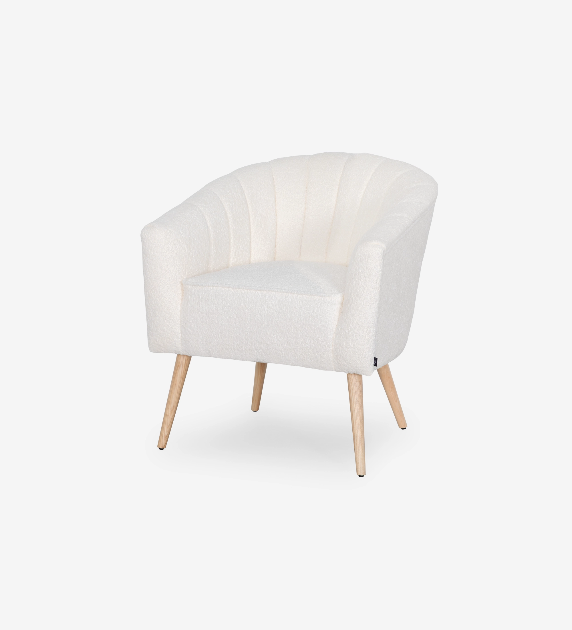Sillón Tokyo tapizado en tela blanca, pies lacados negro con patas de madera color natural..