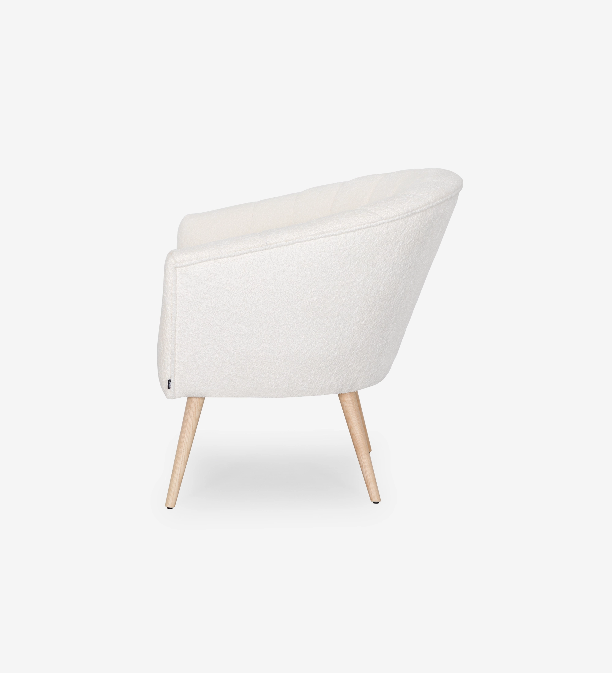 Sillón Tokyo tapizado en tela blanca, pies lacados negro con patas de madera color natural..