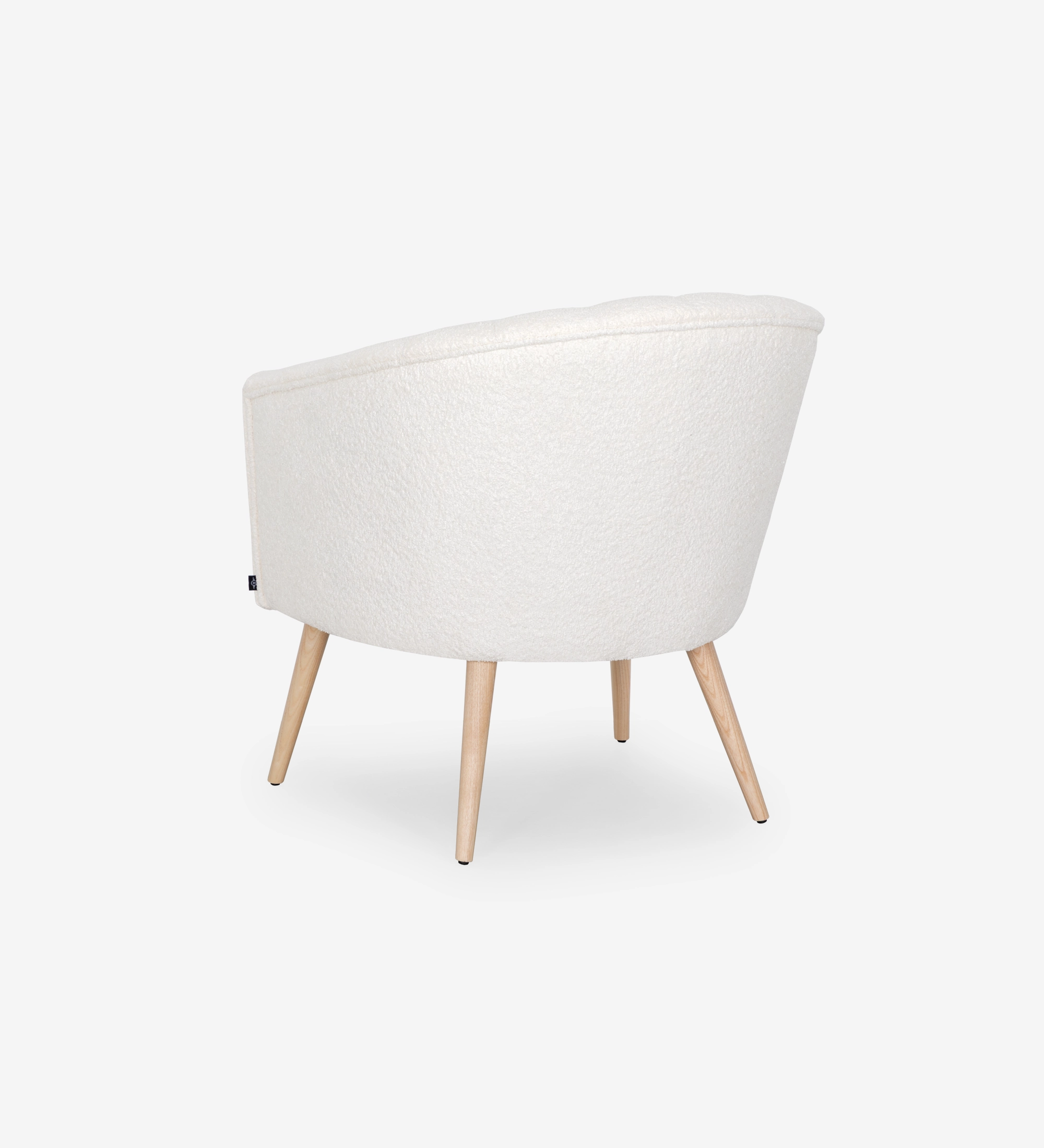 Sillón Tokyo tapizado en tela blanca, pies lacados negro con patas de madera color natural..
