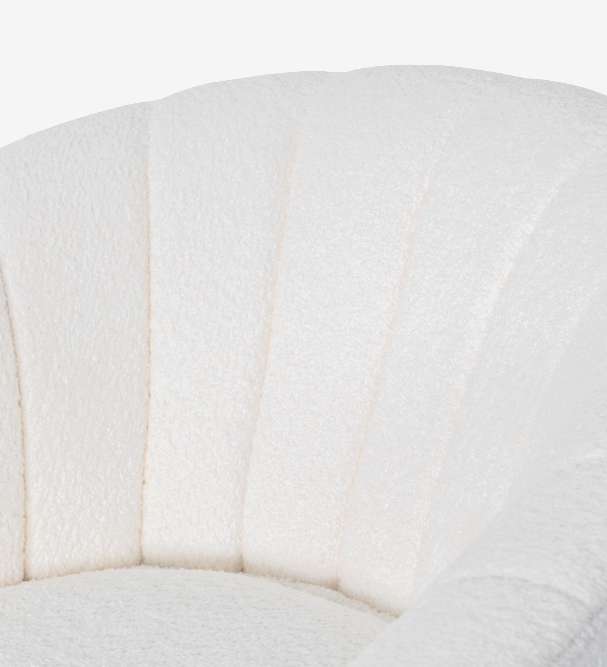 Sillón Tokyo tapizado en tela blanca, pies lacados negro con patas de madera color natural..