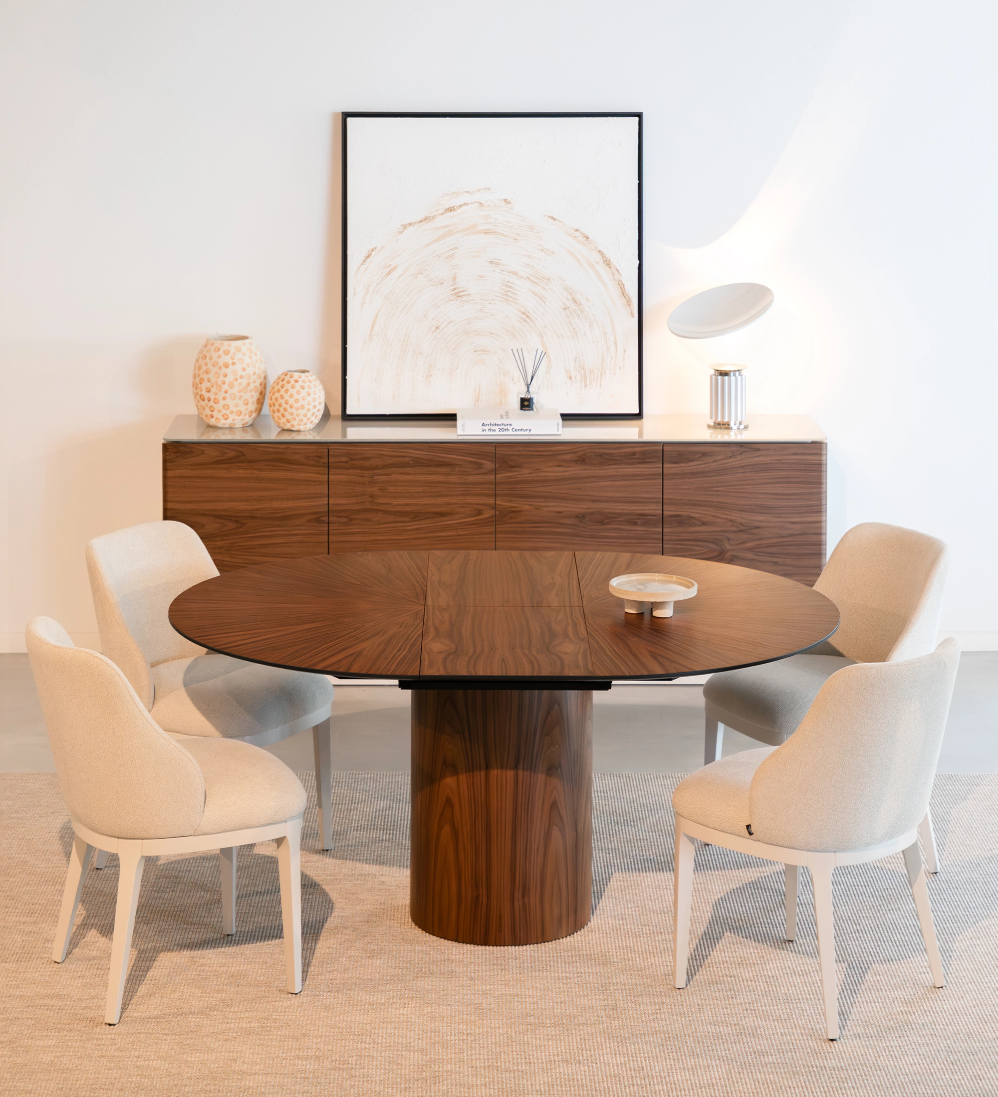 Table de Repas Extensible Geneve ronde en bois sur pied central, quatre chaises beiges