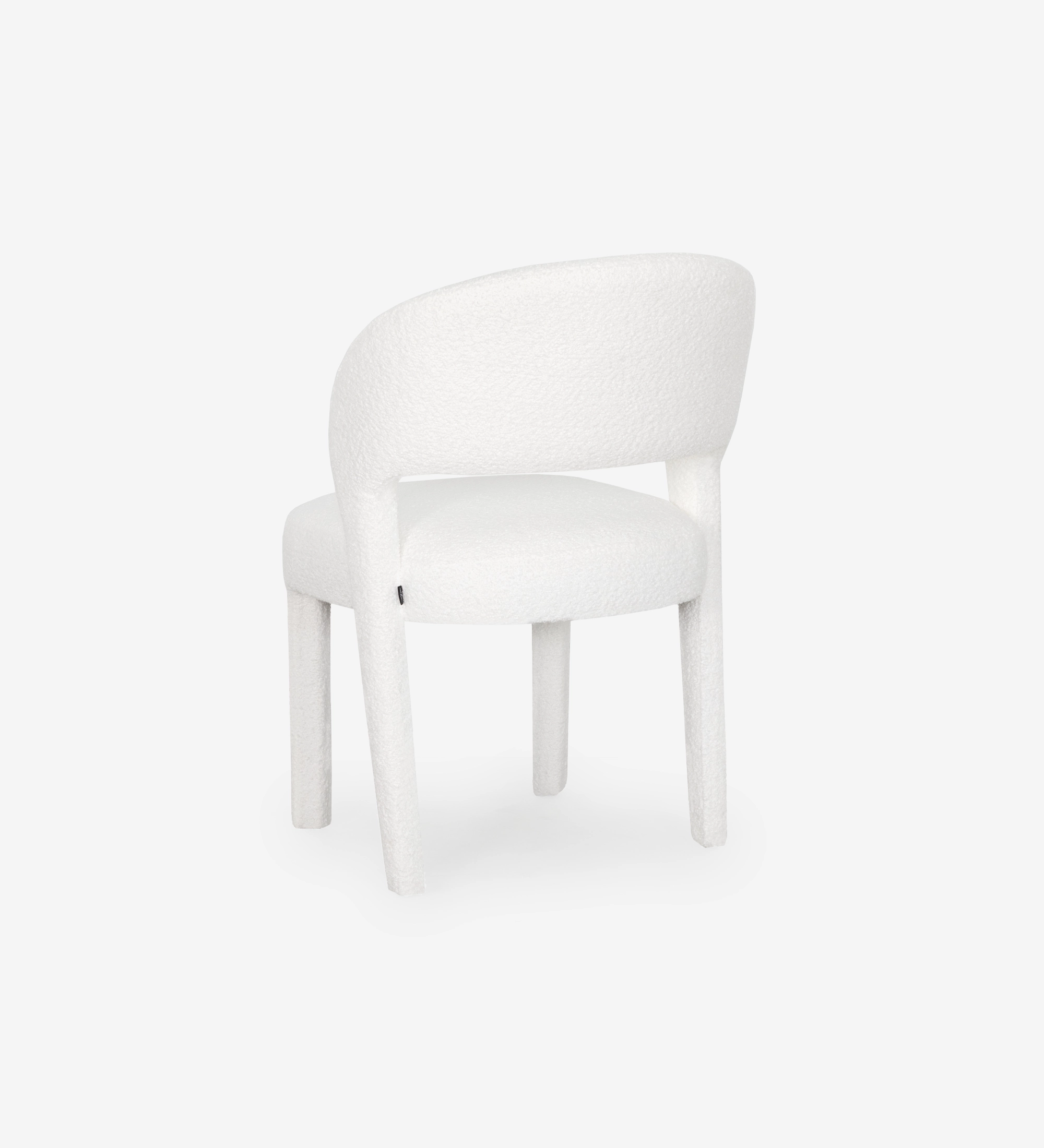 Cadeira estofada a tecido branco.