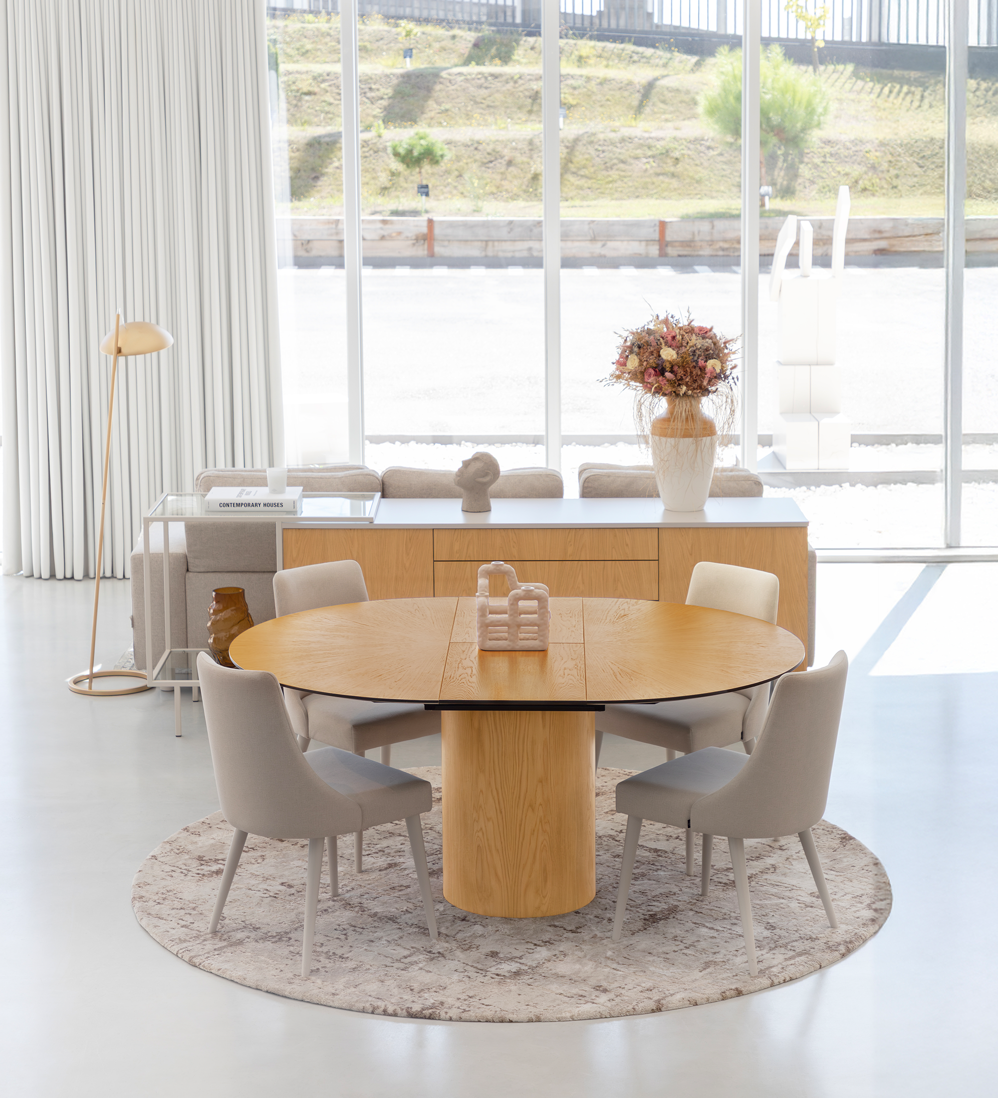 Mesa de Jantar Extensível Geneve redonda em madeira com quatro cadeiras estofadas
