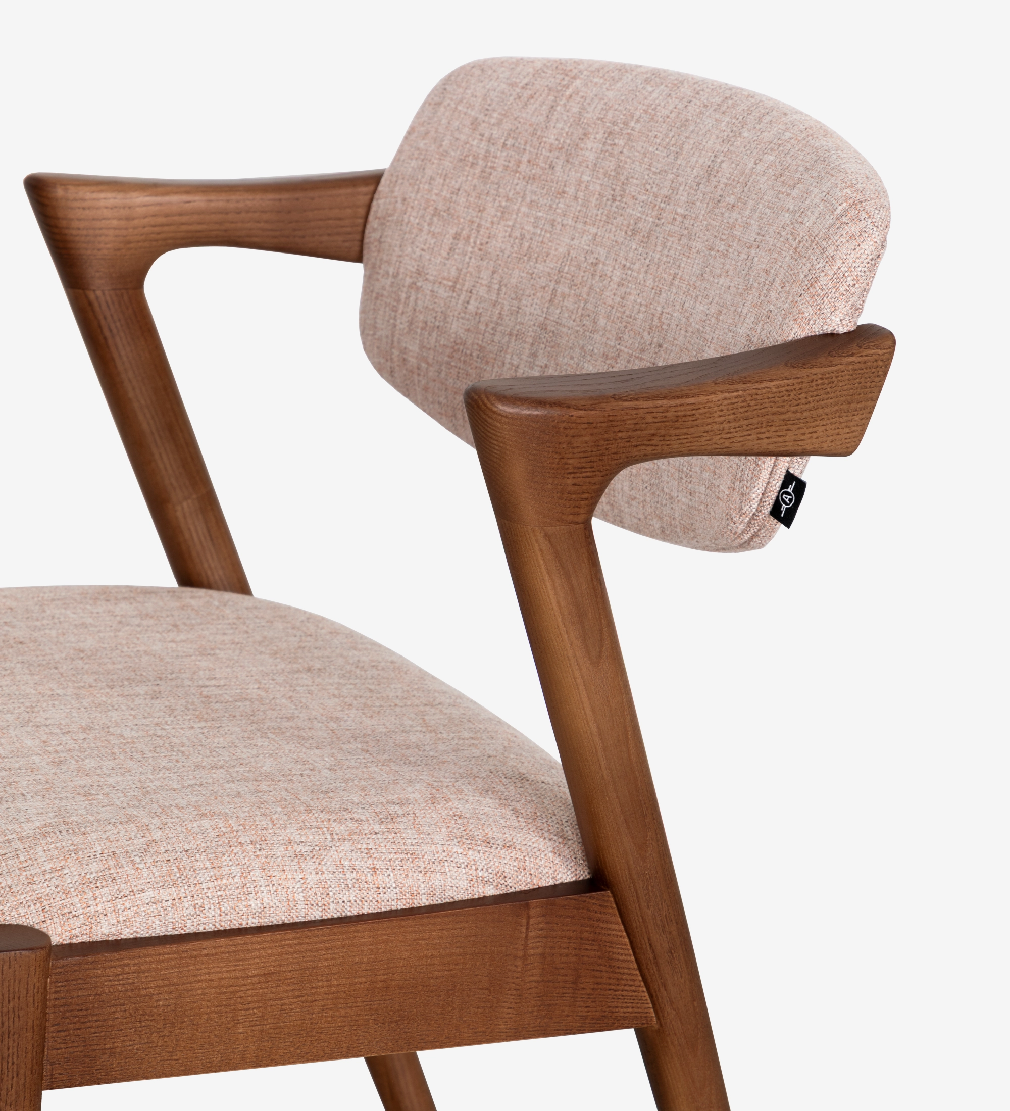 Silla Elba de madera con asiento y respaldo tapizados beige y reposabrazos curvados