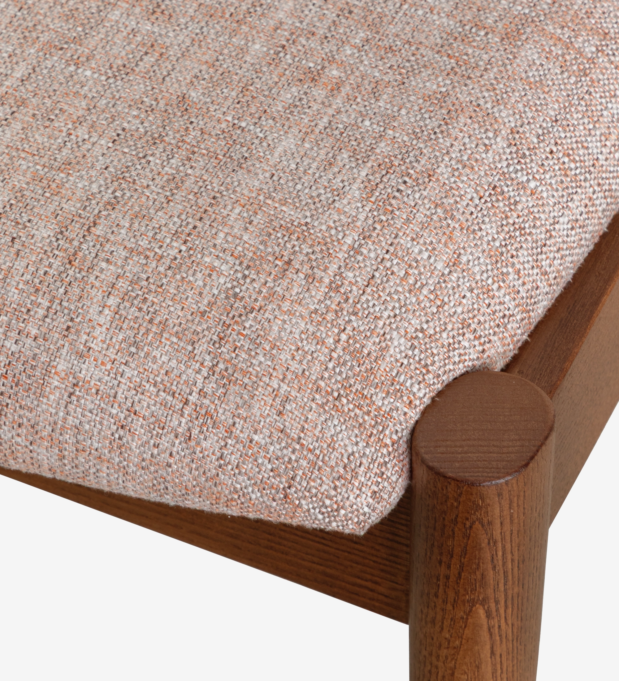 Silla Elba asiento tapizado beige con pata de madera oscura