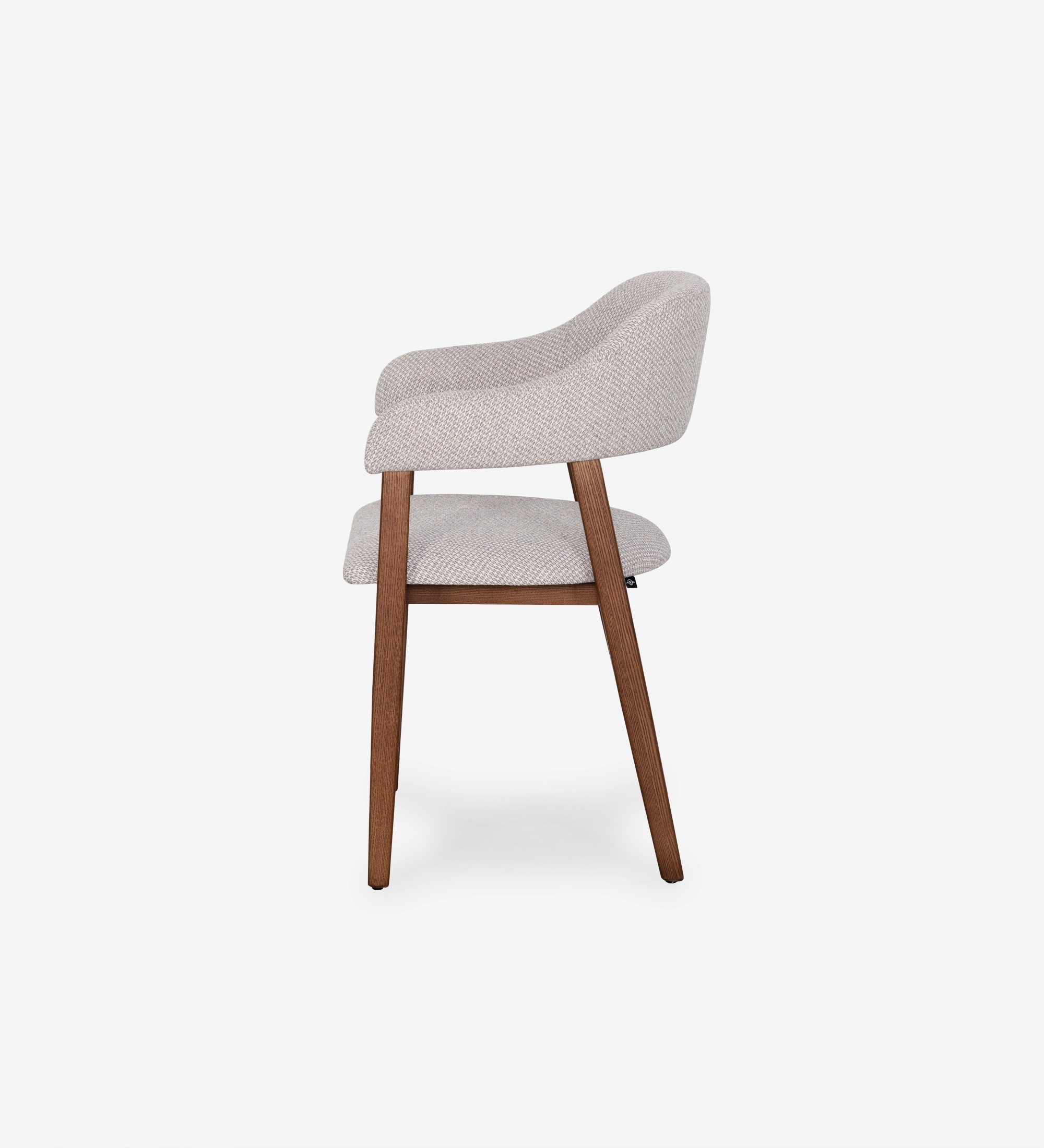 Silla Capri tapizada beige con patas de madera en vista lateral