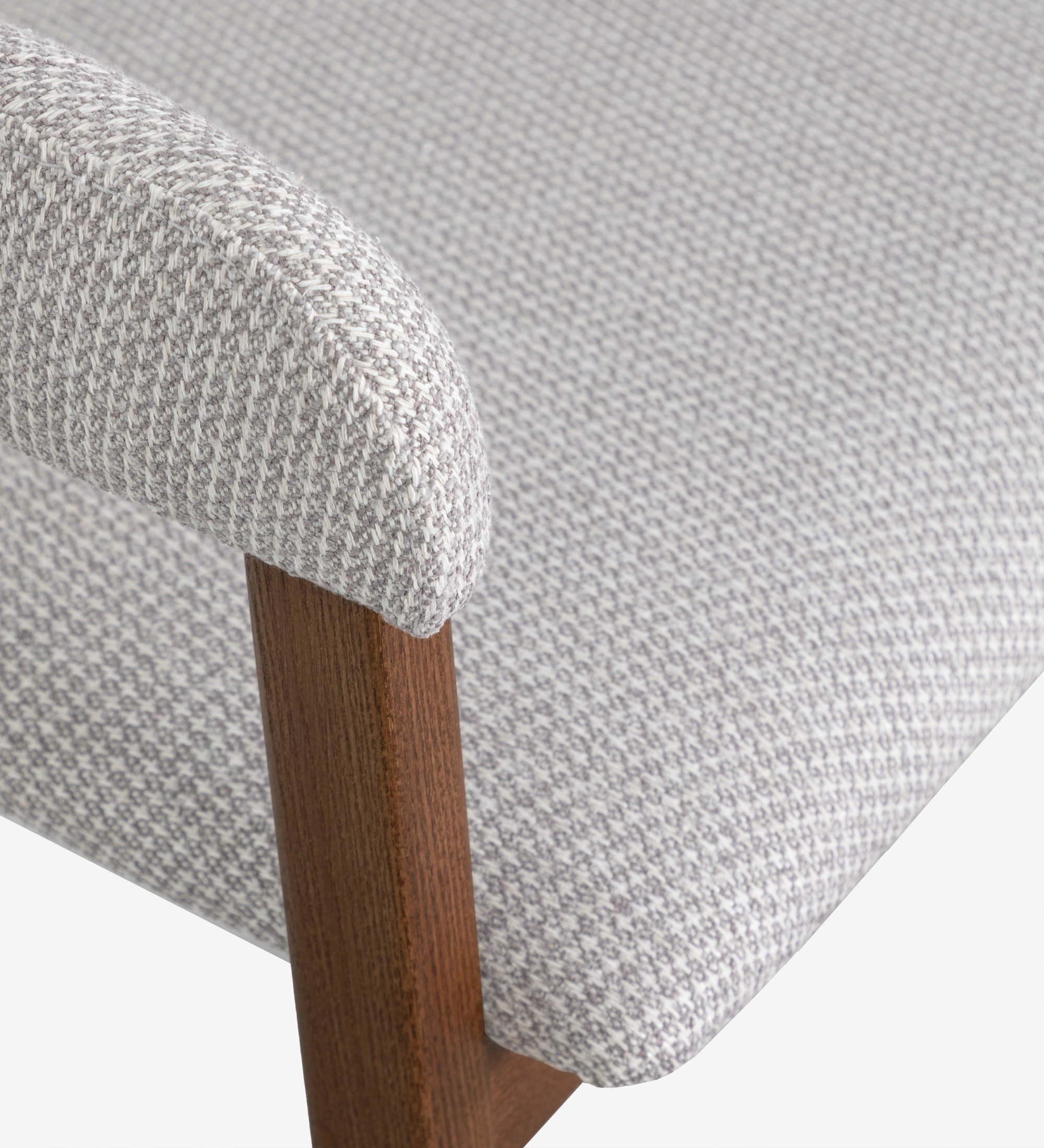 Silla Capri tapizada gris claro con patrón jaspeado y pata de madera