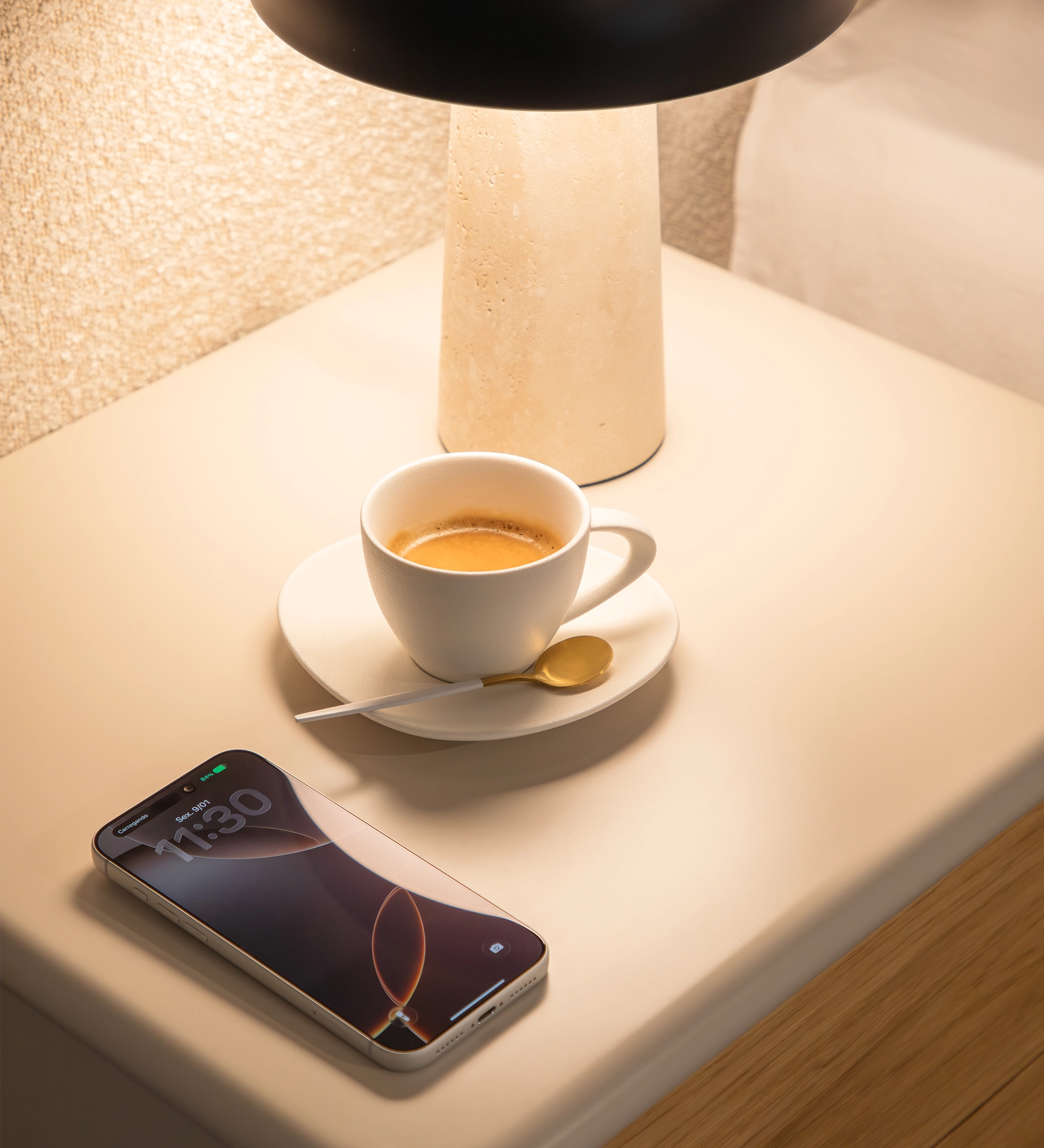 Mesita de Noche Paris con teléfono negro sobre superficie blanca