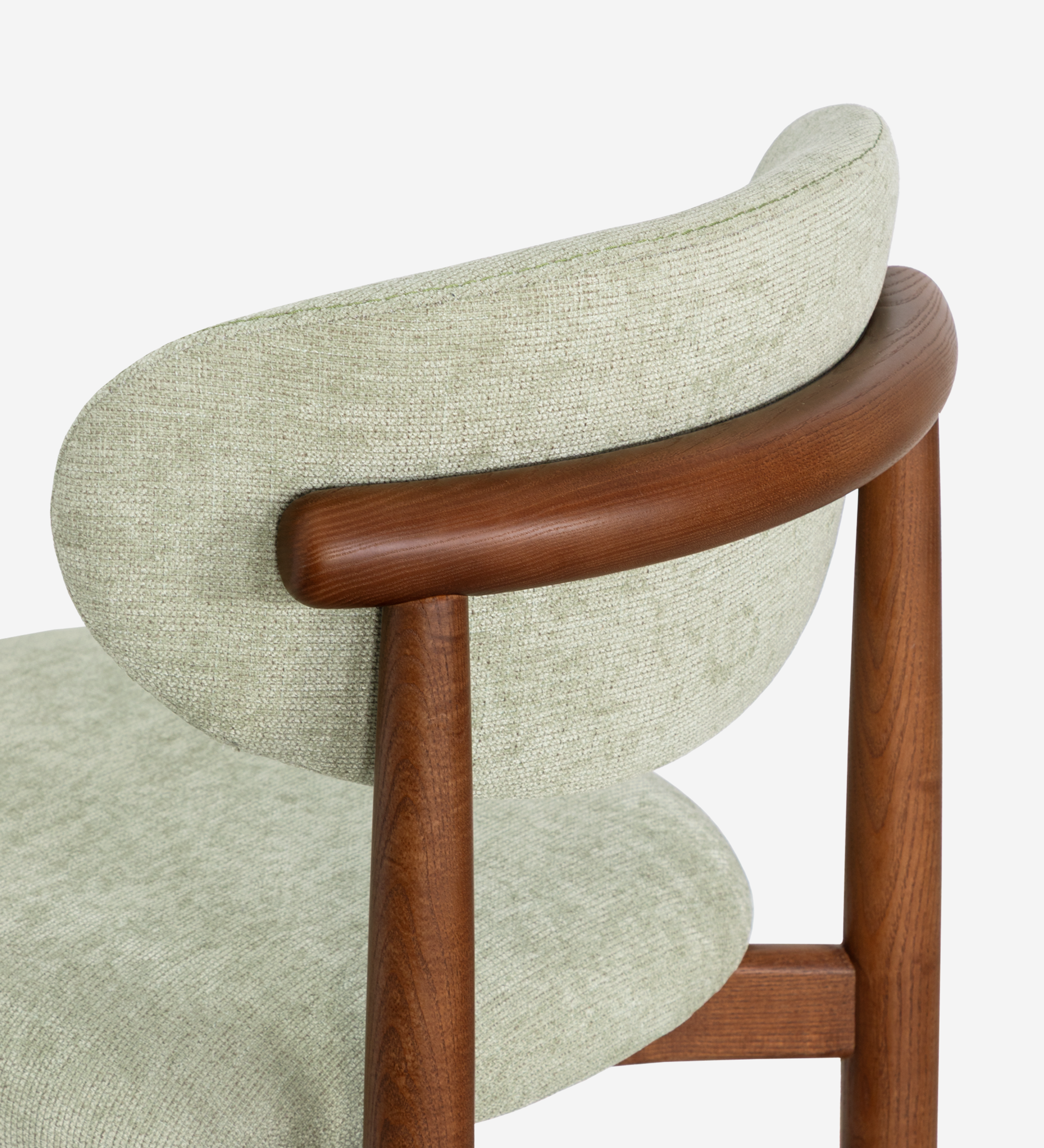Chaise Nice en tissu vert pâle, dossier incurvé et armature en bois foncé