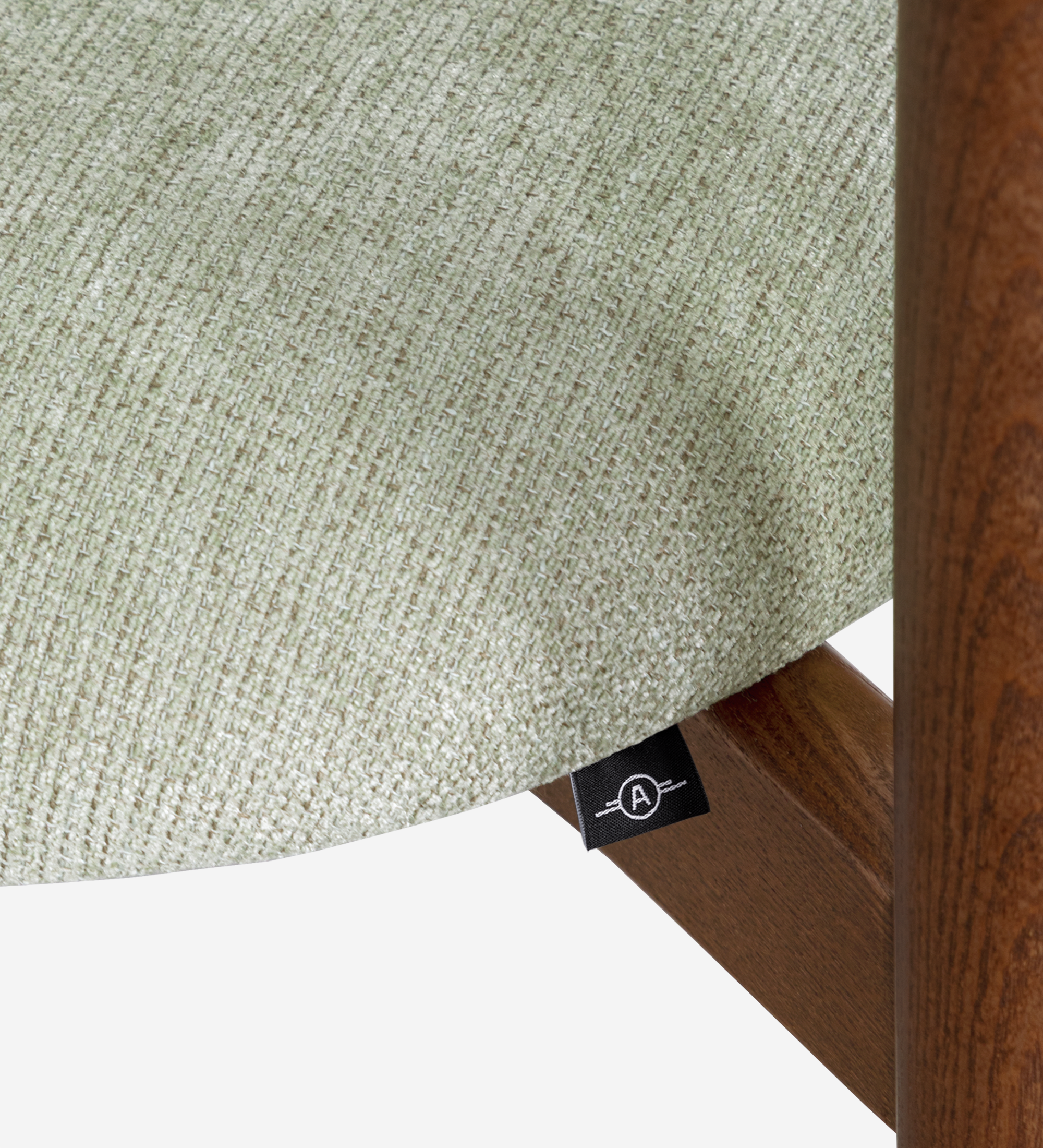 Chaise Nice siège tissu vert pâle texturé, pied en bois et petite étiquette noire