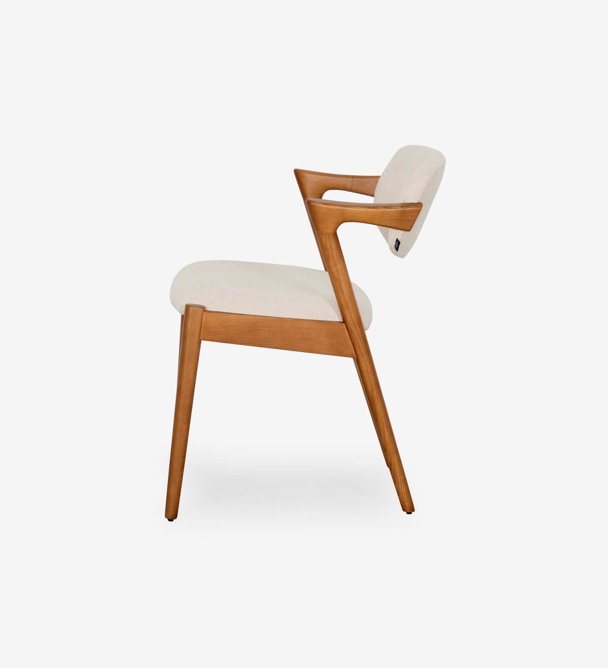Chaise Elba en bois clair avec assise et dossier rembourrés beige, vue de côté