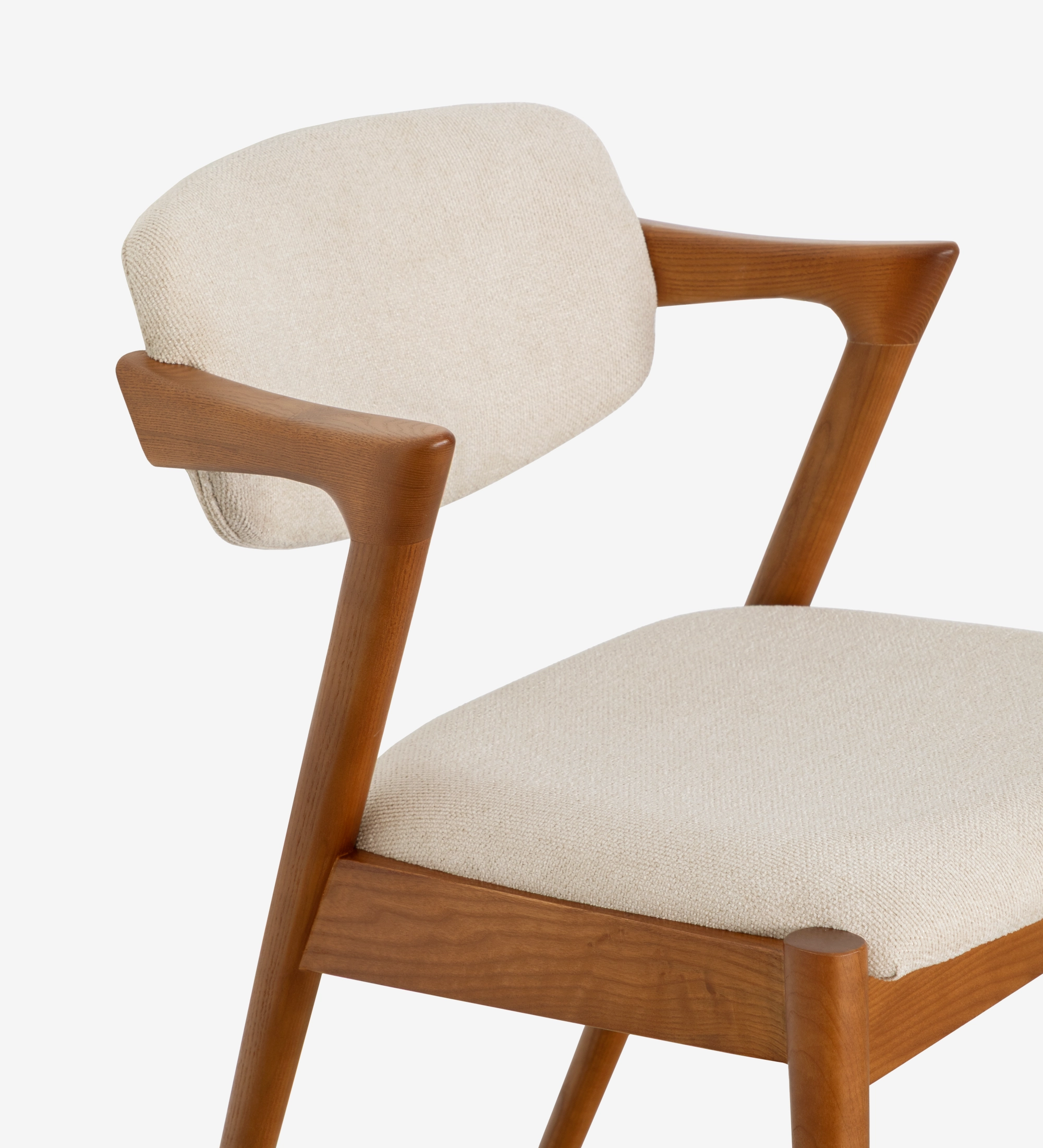 Chaise Elba en bois clair avec assise et dossier rembourrés en tissu beige