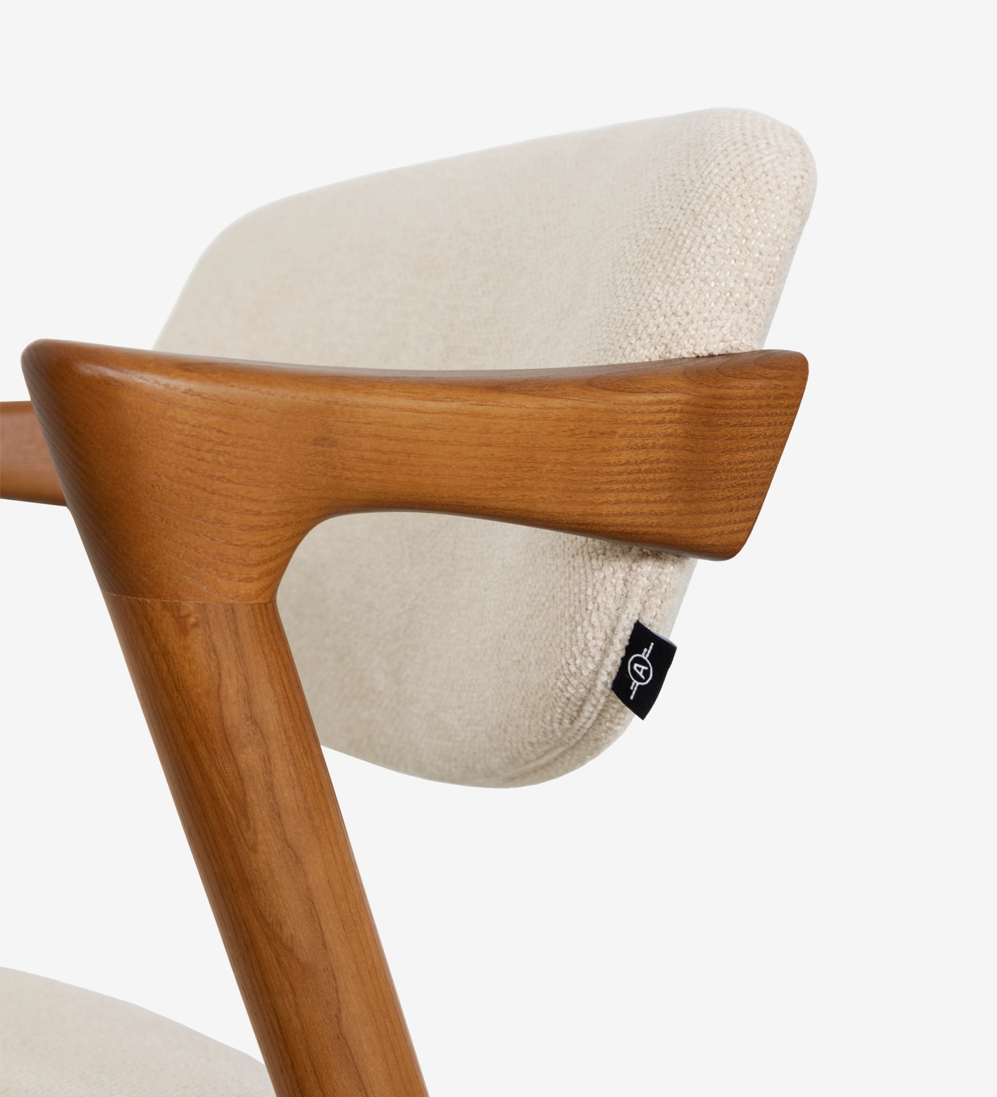 Chaise Elba dossier rembourré en tissu beige et accoudoir en bois