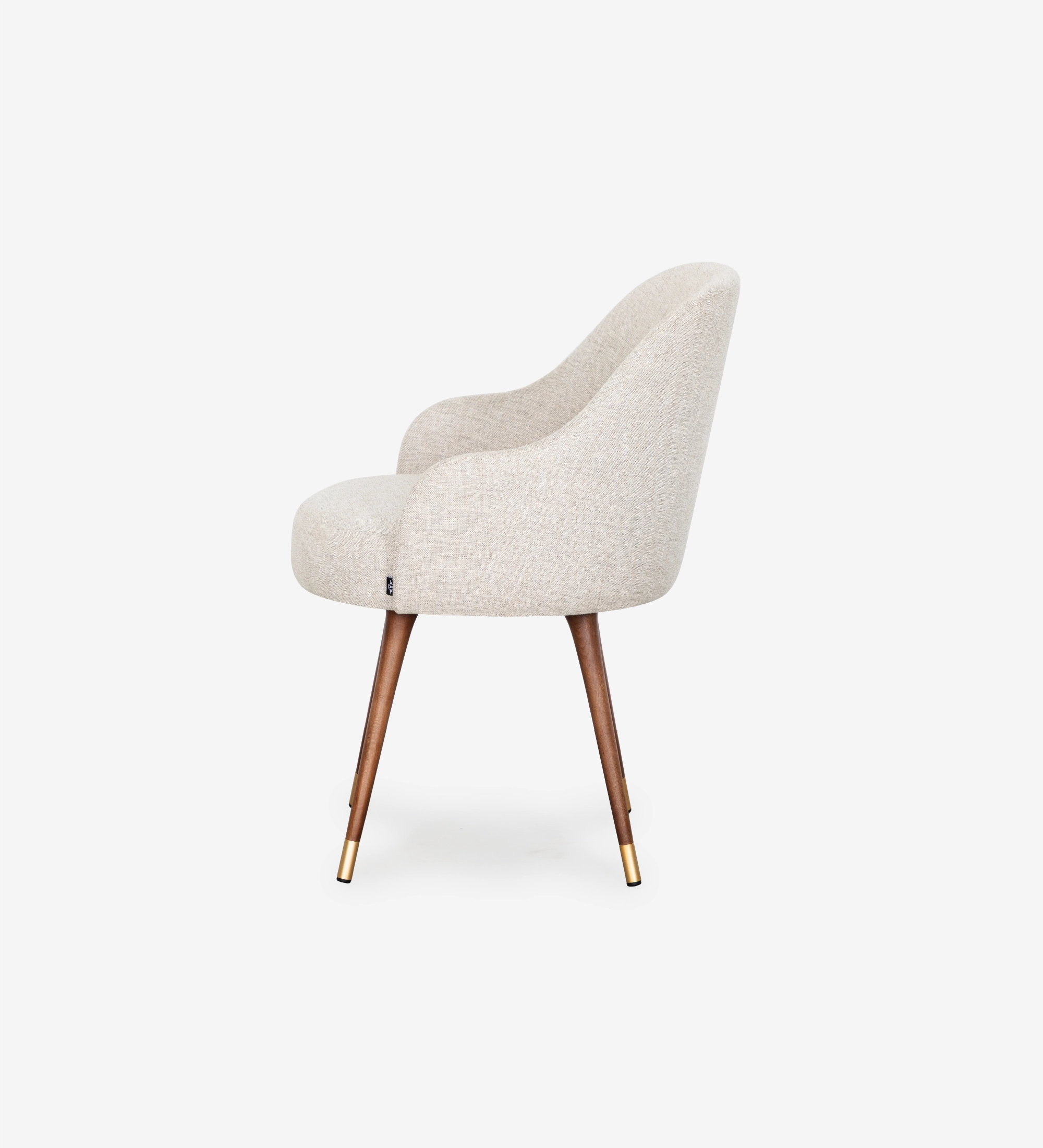 Silla Geneve beige tapizada con patas de madera y puntas doradas, vista lateral