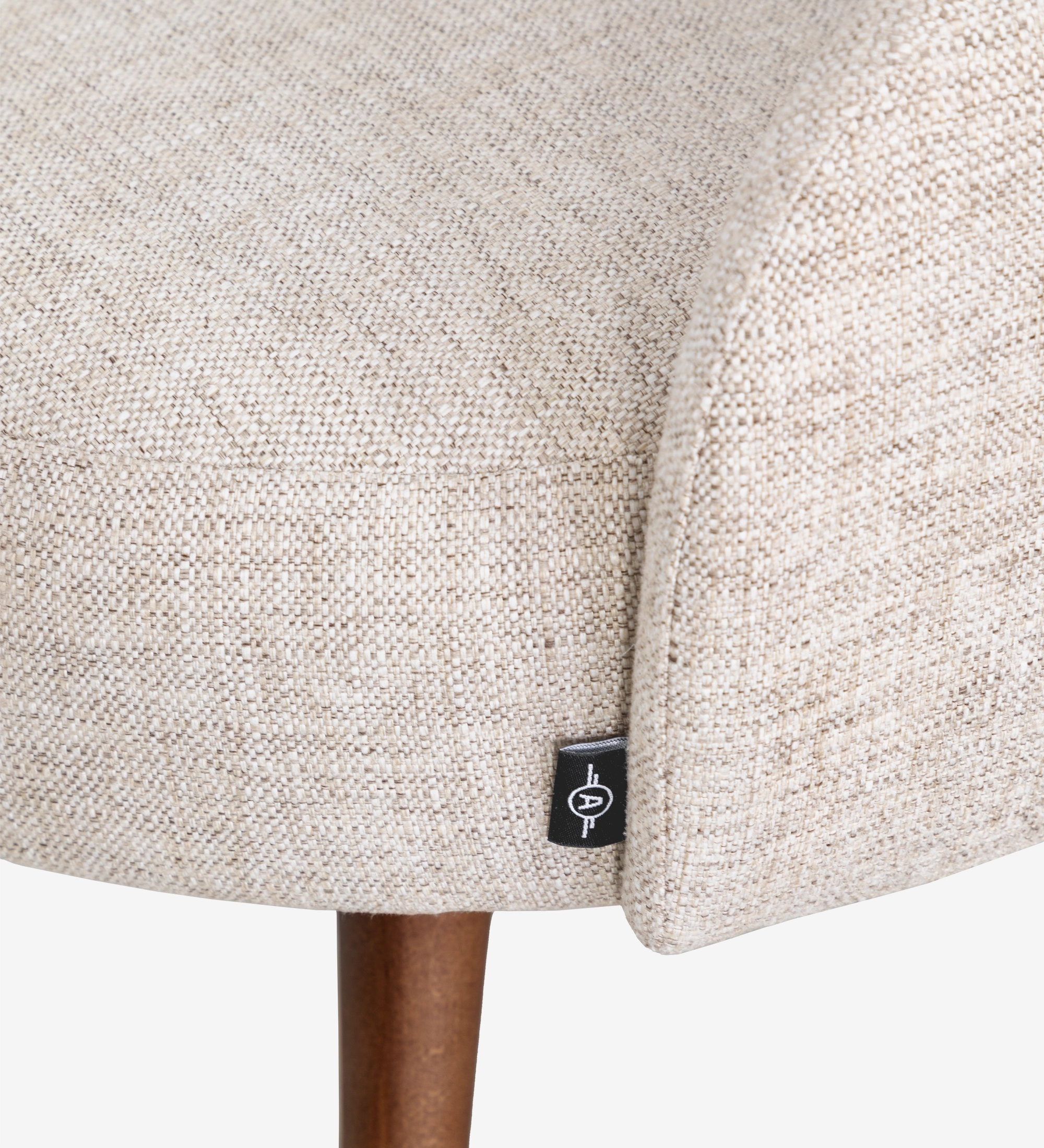 Silla Geneve tapizada beige con pata de madera y etiqueta negra