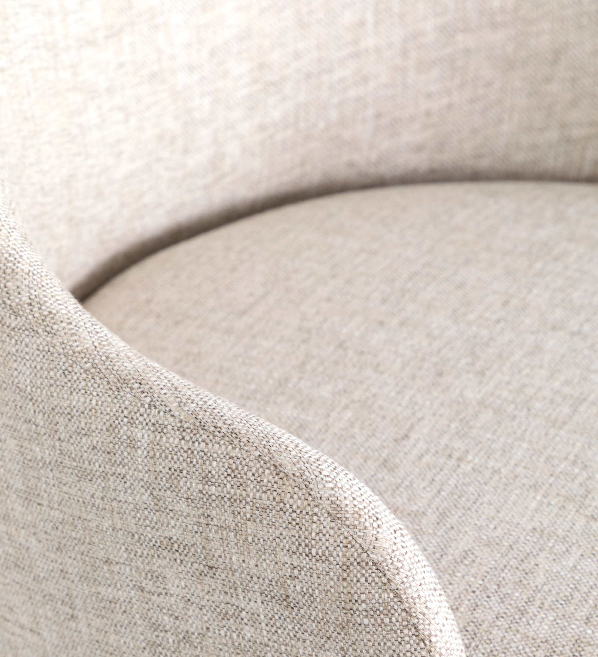 Silla Geneve de tela beige con respaldo curvado y asiento acolchado