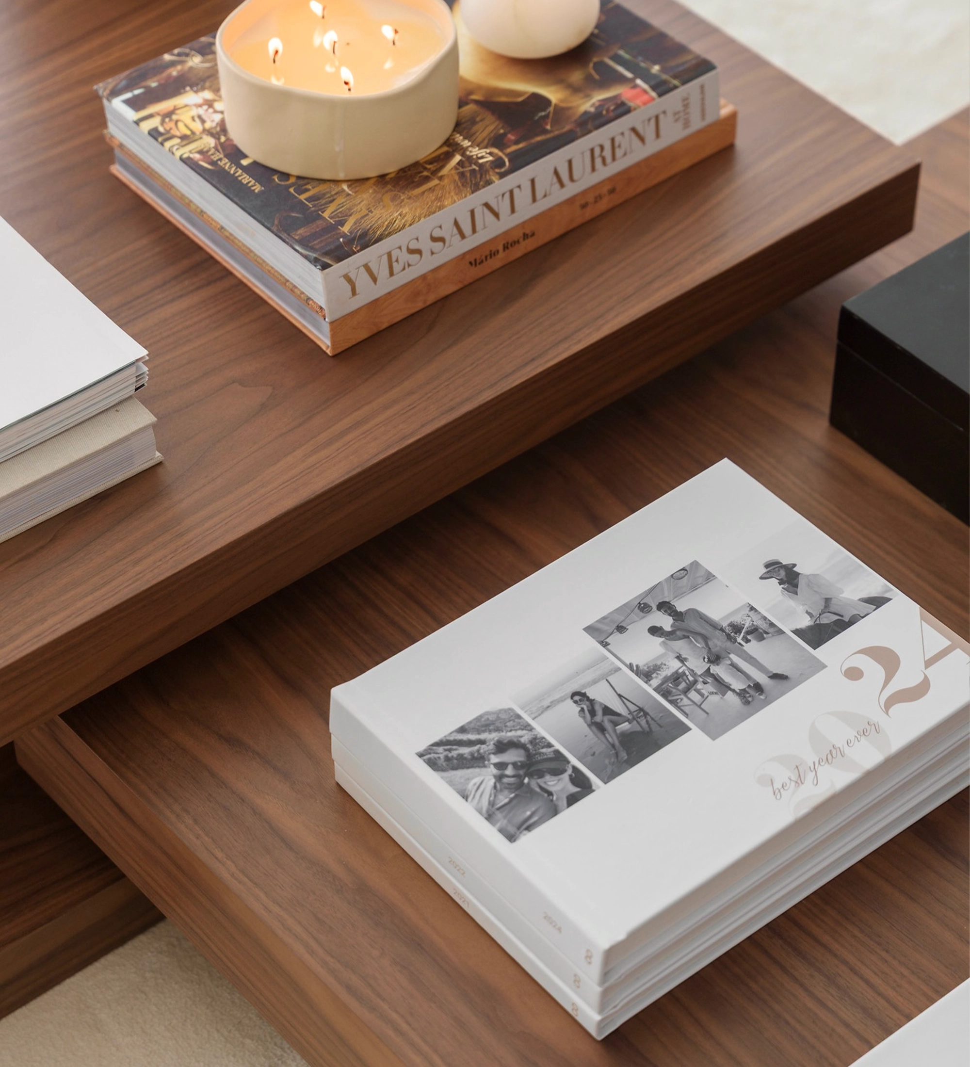 Mesa de Centro Nice de madera con libros apilados y vela
